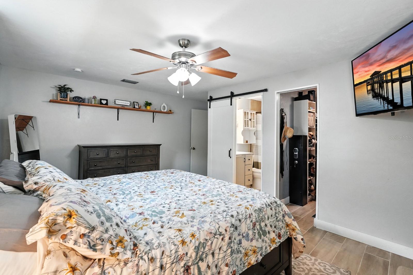 Image 11 of 27 For 904 Charles Street