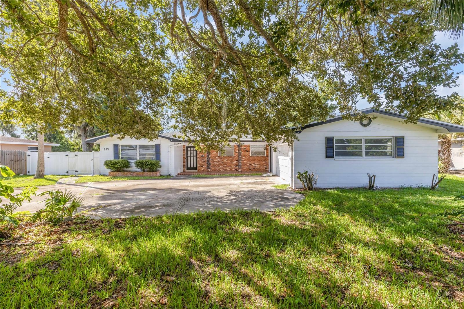 Image 4 of 31 For 913 Valencia Road