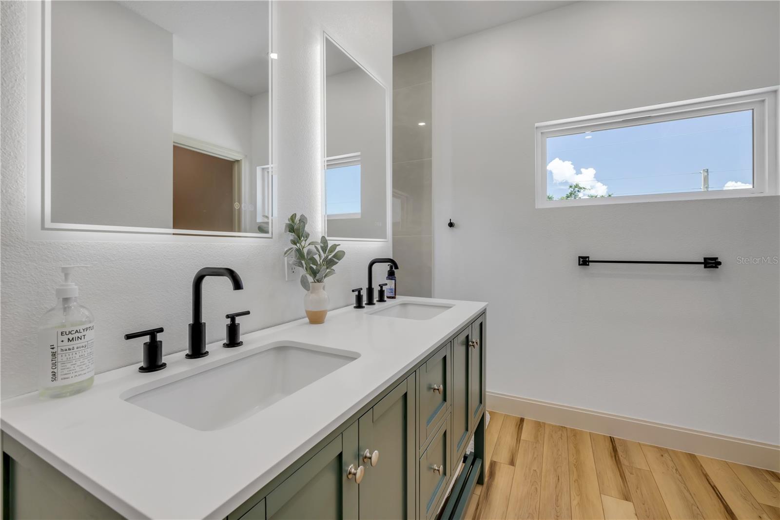 Image 33 of 100 For 3211 Saxon Drive