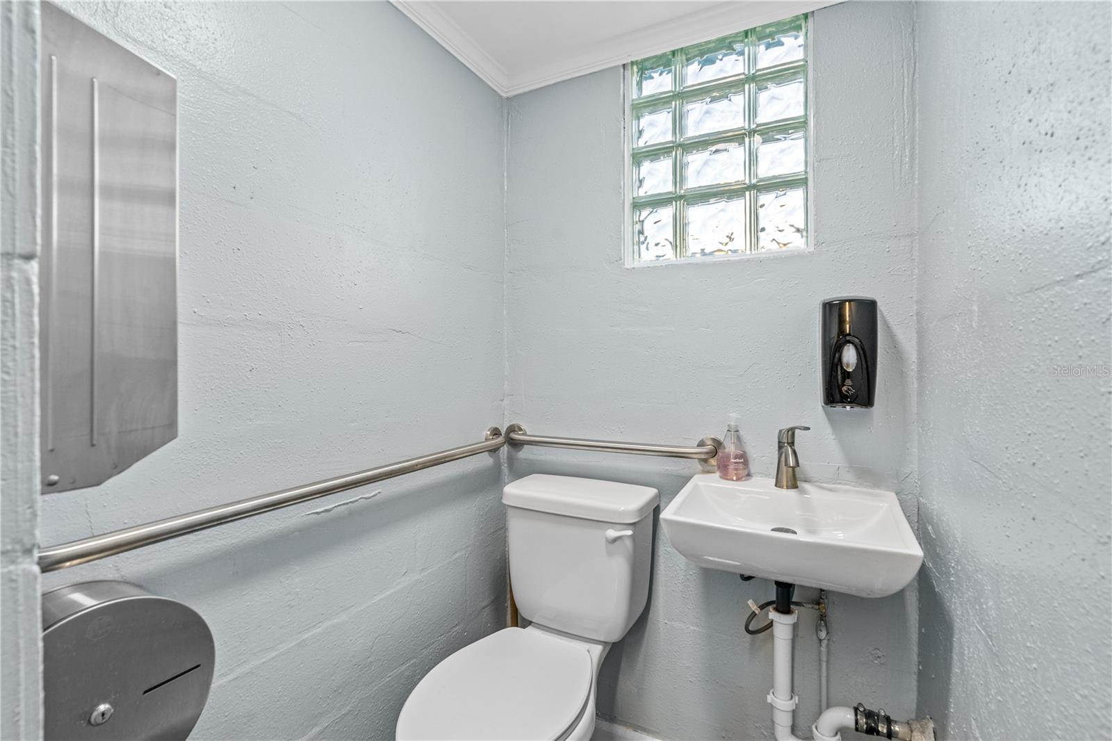 Image 14 of 35 For 921 Ridgewood Avenue