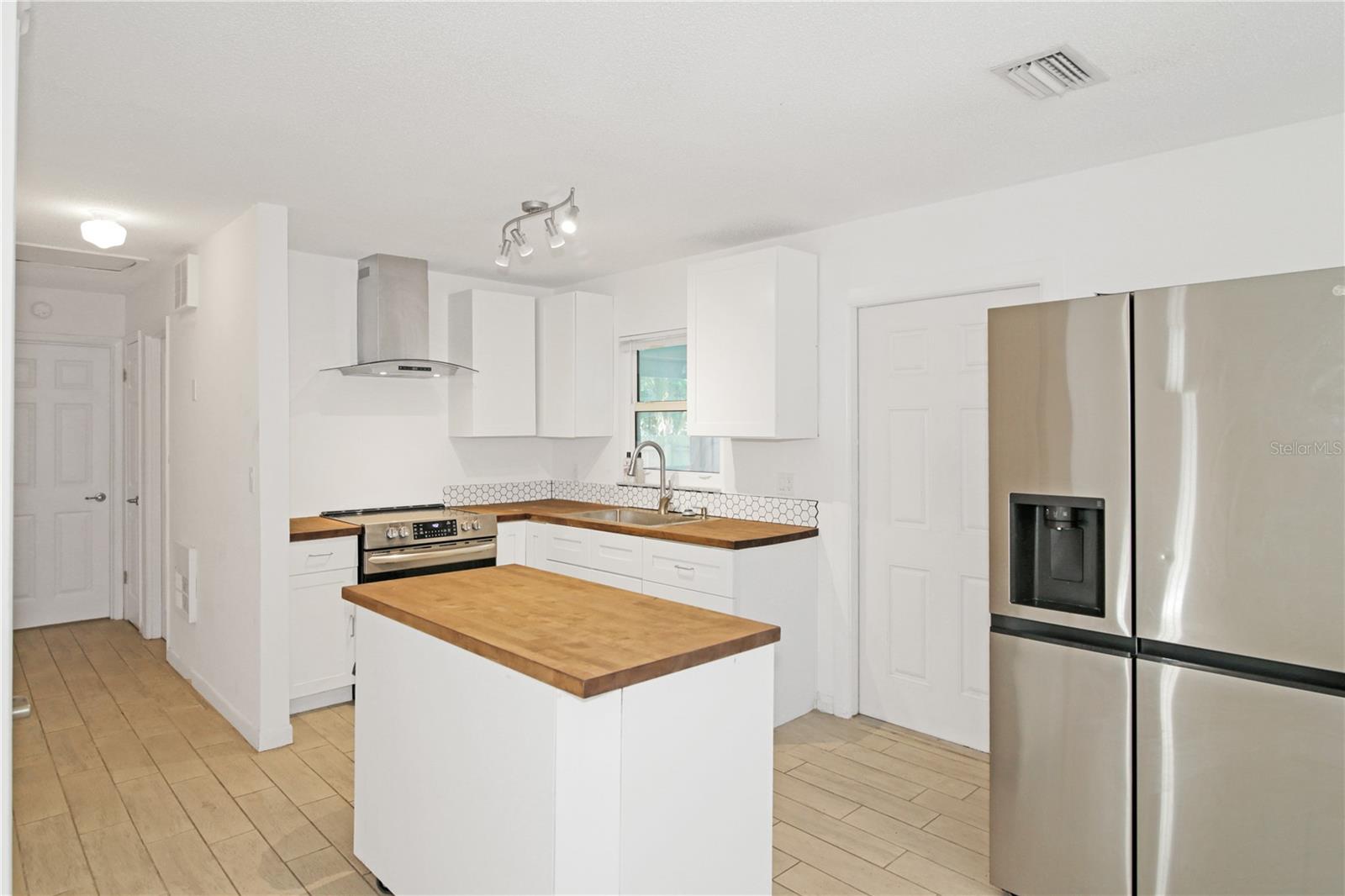 Image 7 of 18 For 437 Perdita Avenue