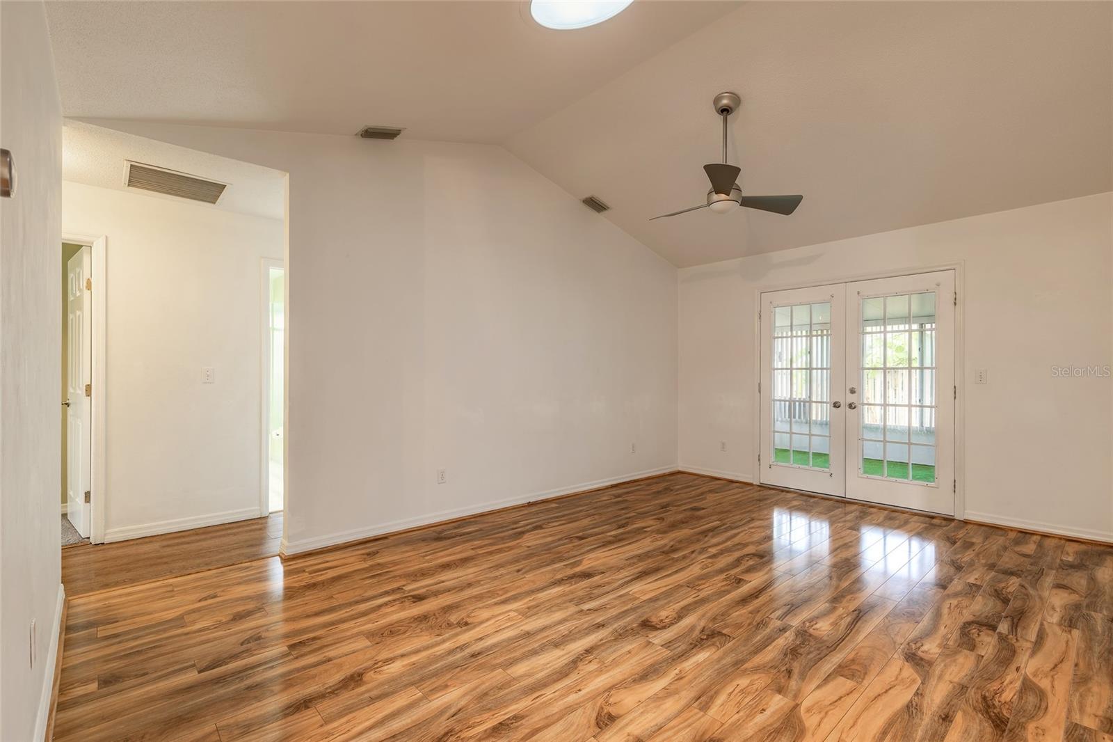 Image 15 of 52 For 923 Sand Crest Drive
