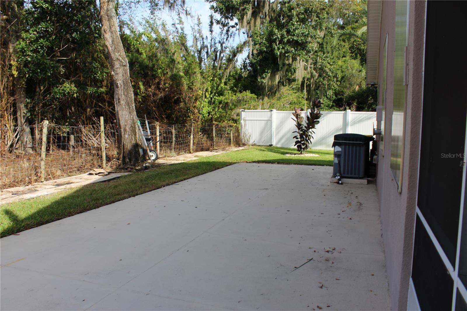 Image 33 of 54 For 672 Coral Trace Boulevard