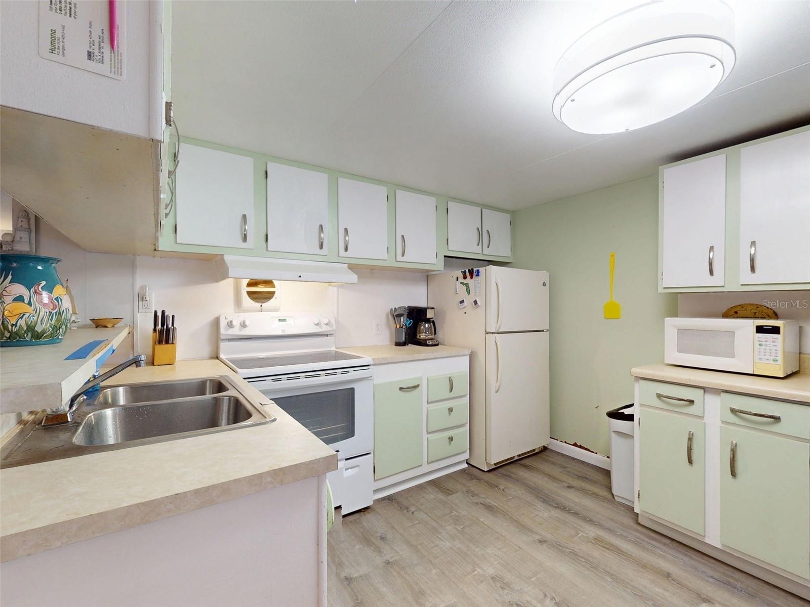 Image 15 of 70 For 2201 Ridgewood Avenue 8