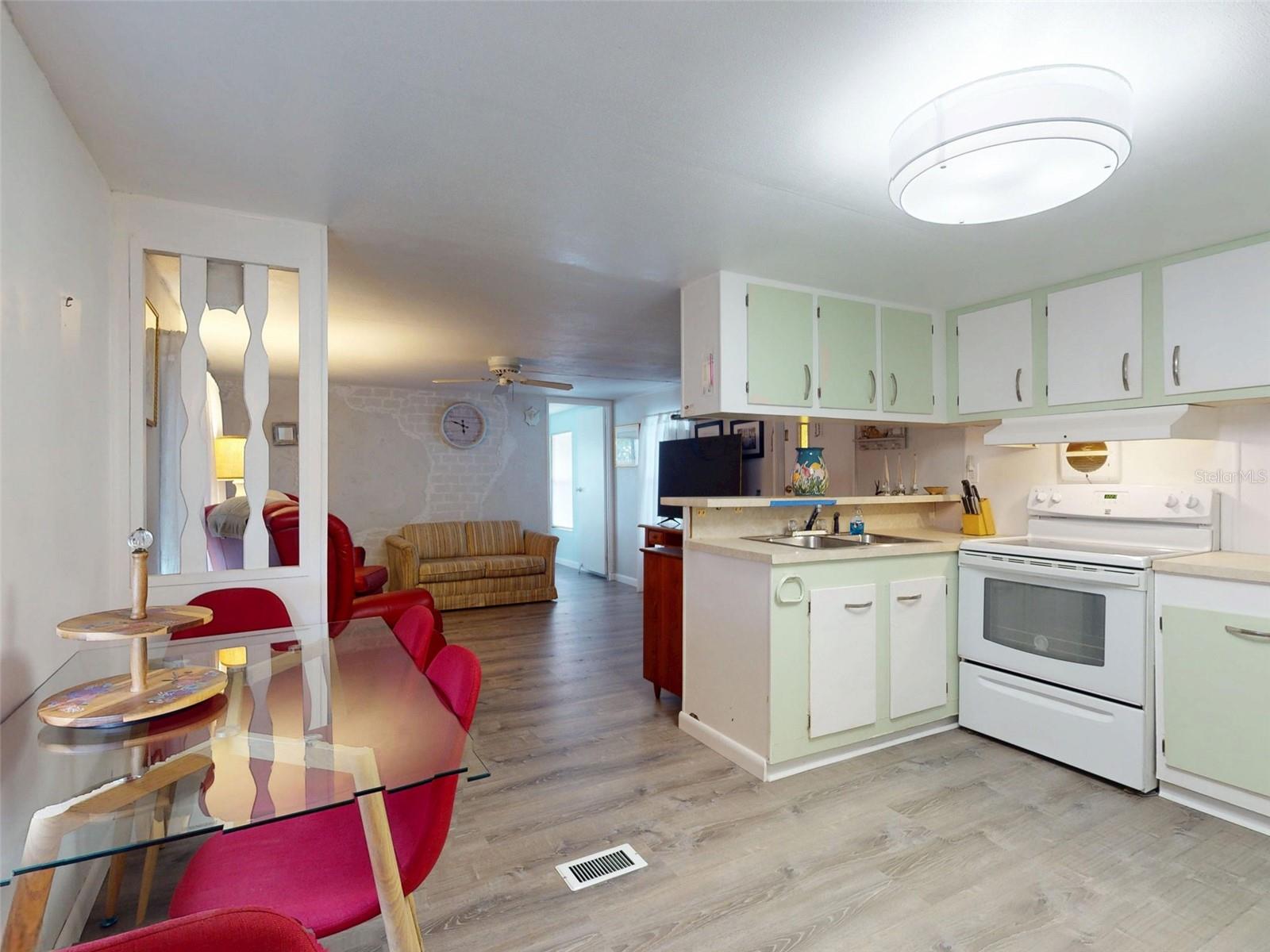 Image 17 of 70 For 2201 Ridgewood Avenue 8
