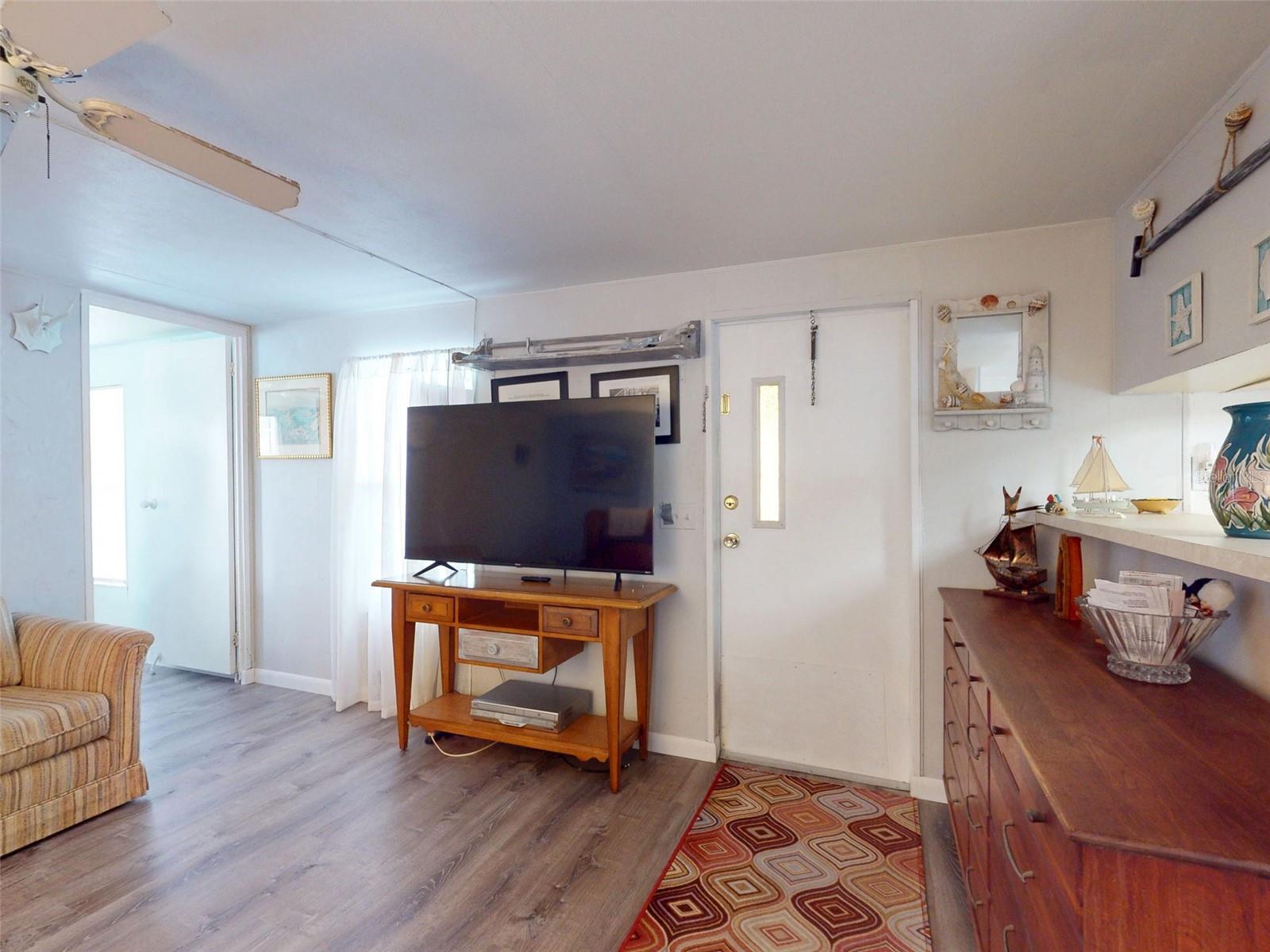 Image 3 of 70 For 2201 Ridgewood Avenue 8