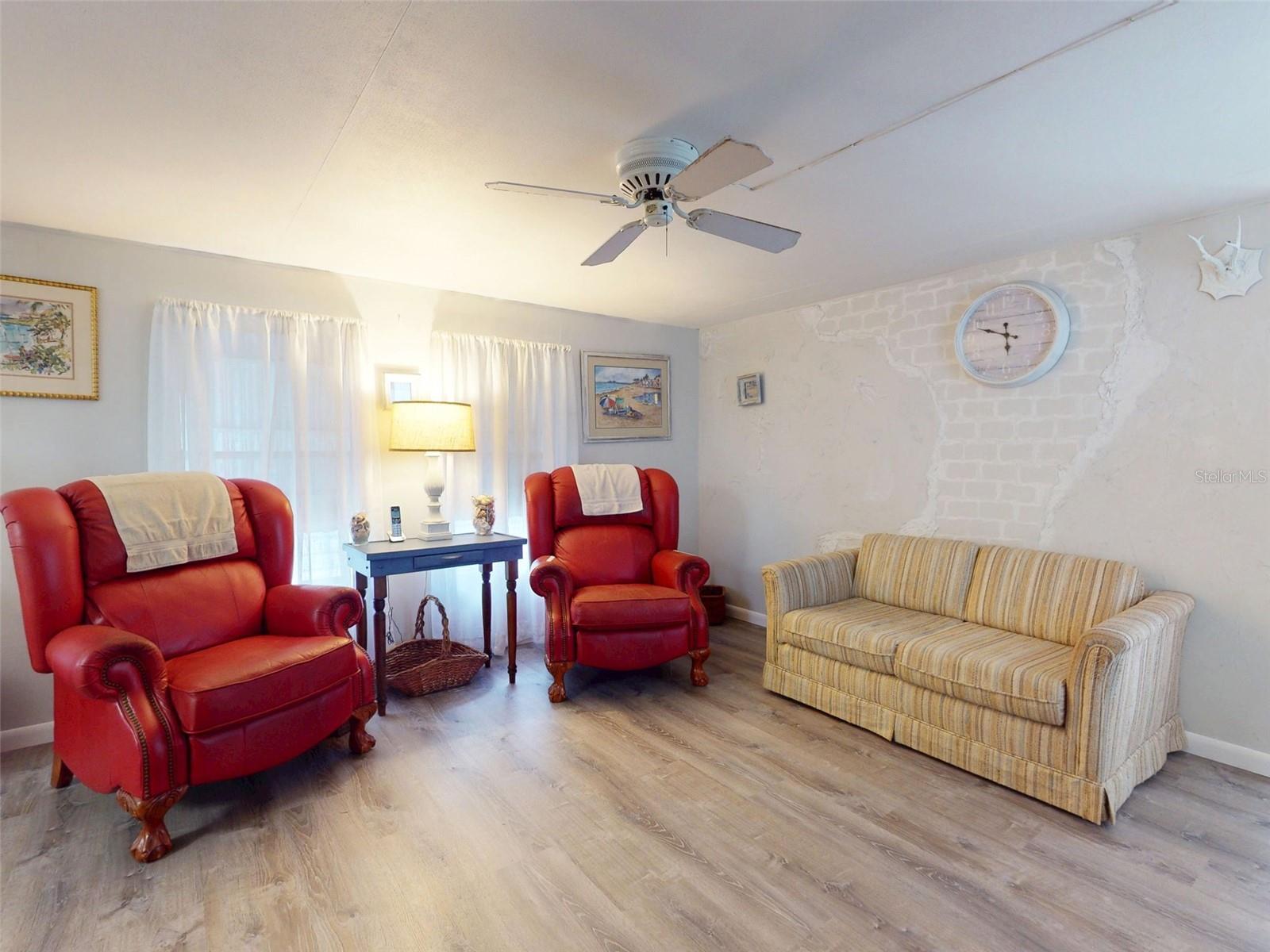 Image 8 of 70 For 2201 Ridgewood Avenue 8