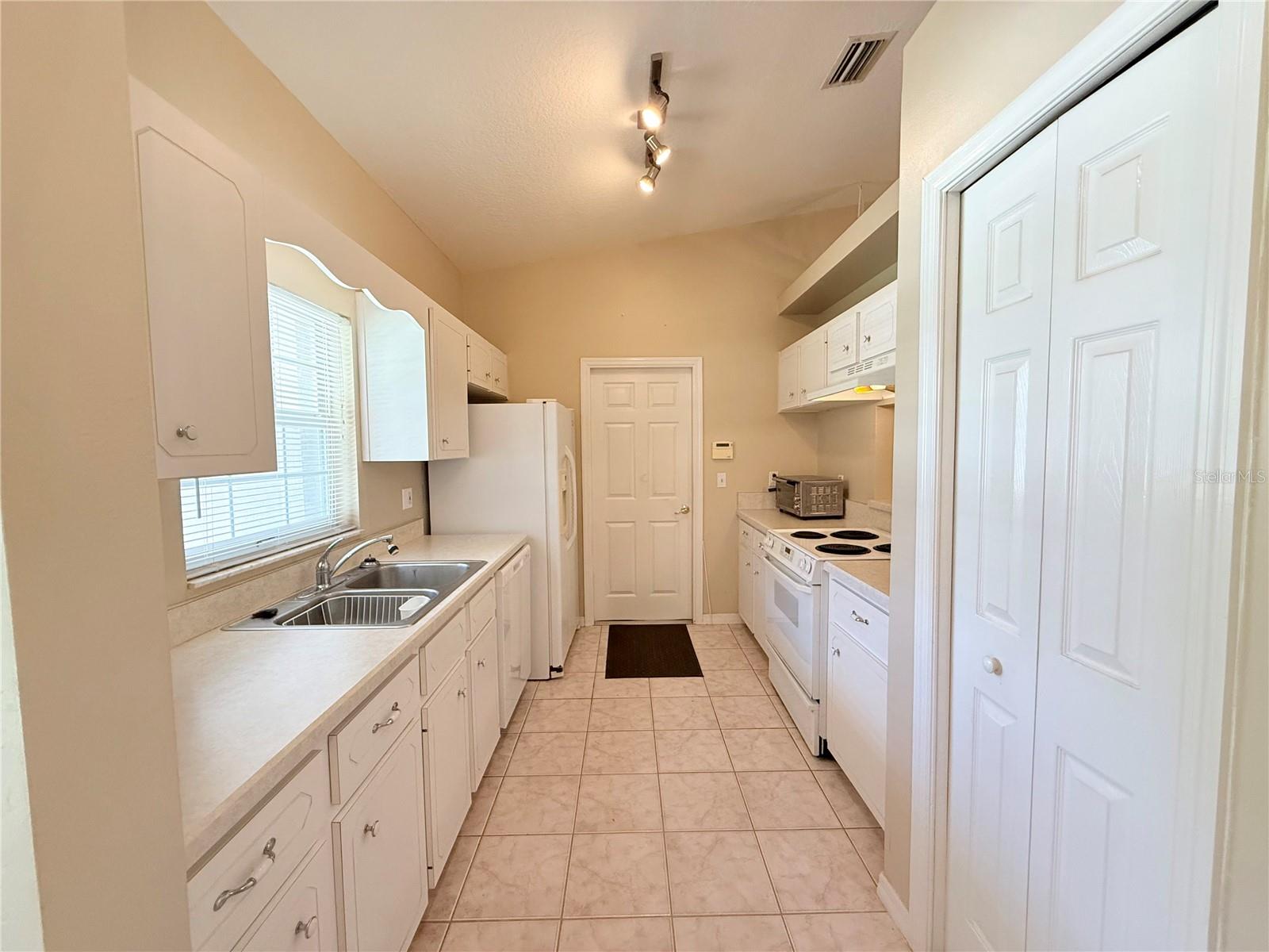 Image 4 of 26 For 1509 Queen Palm Drive