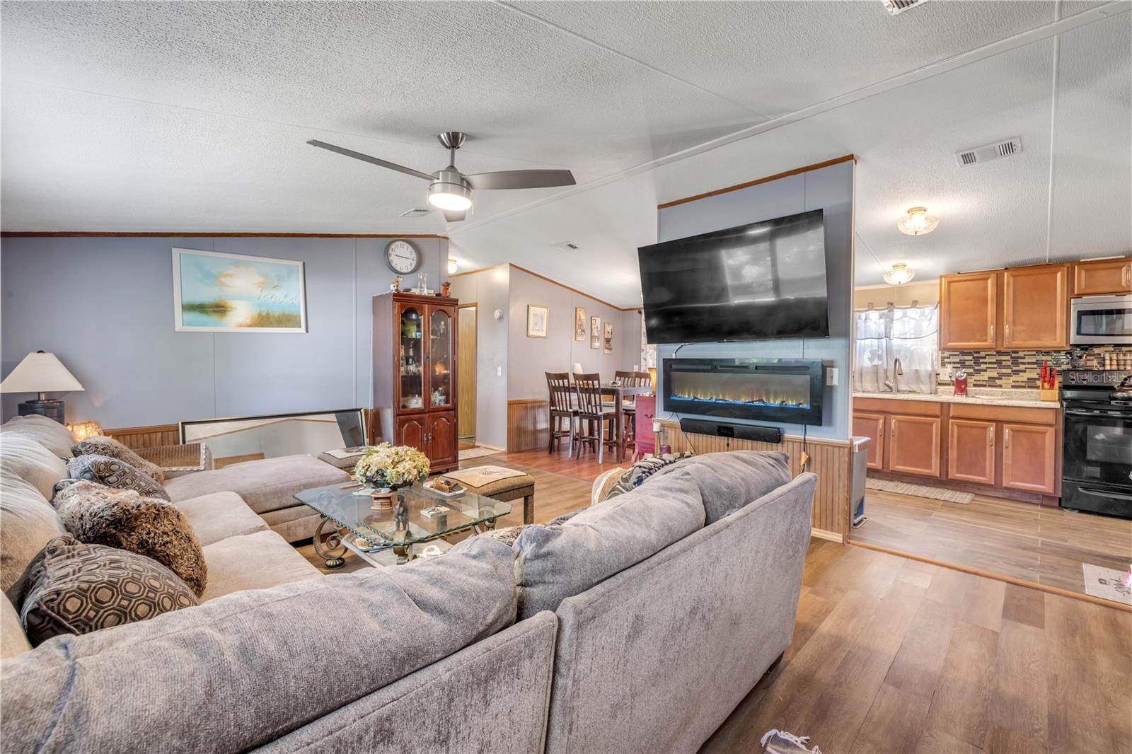 Image 6 of 31 For 475 Leslie Drive