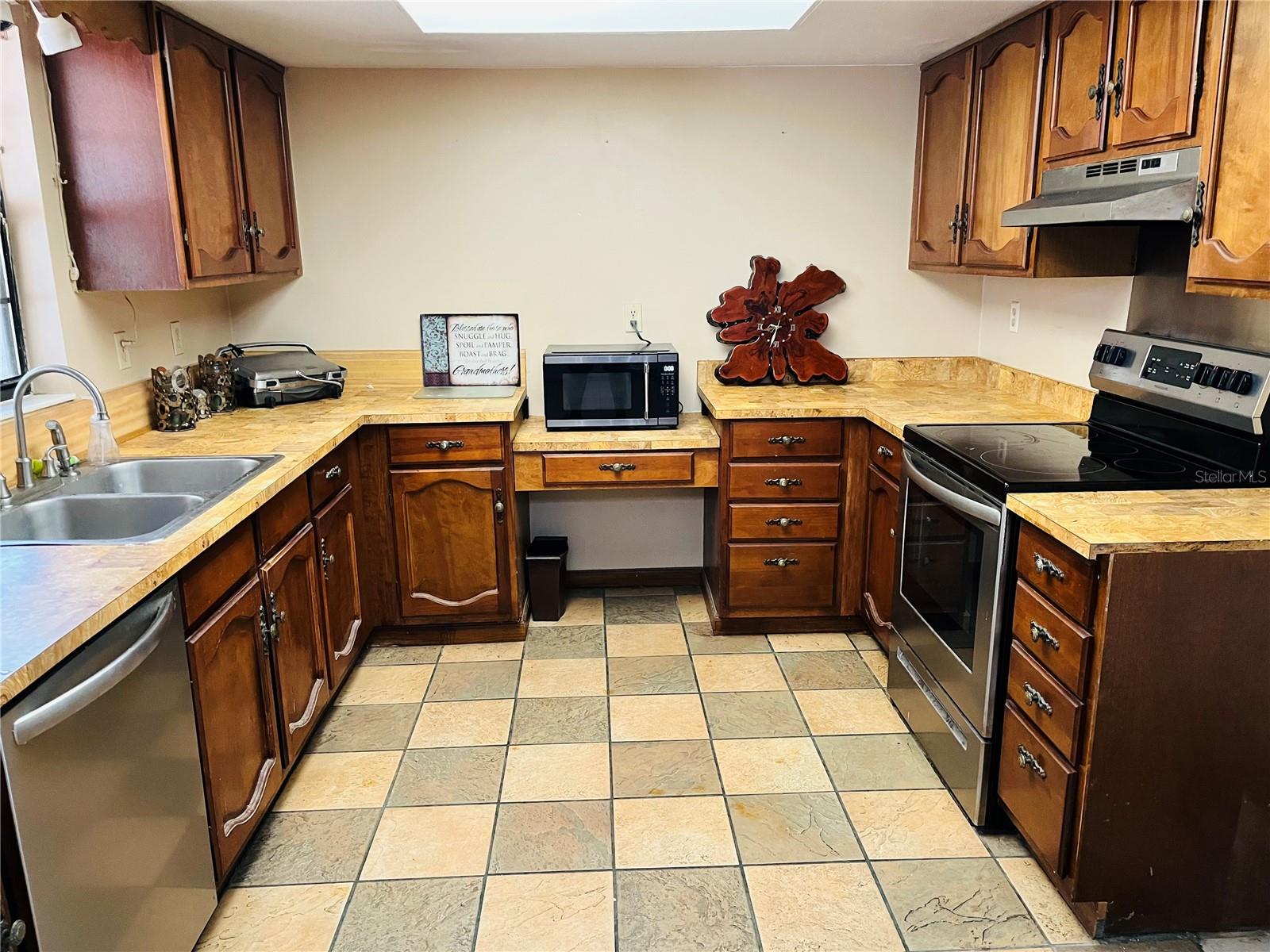 Image 3 of 16 For 1100 Viking Drive