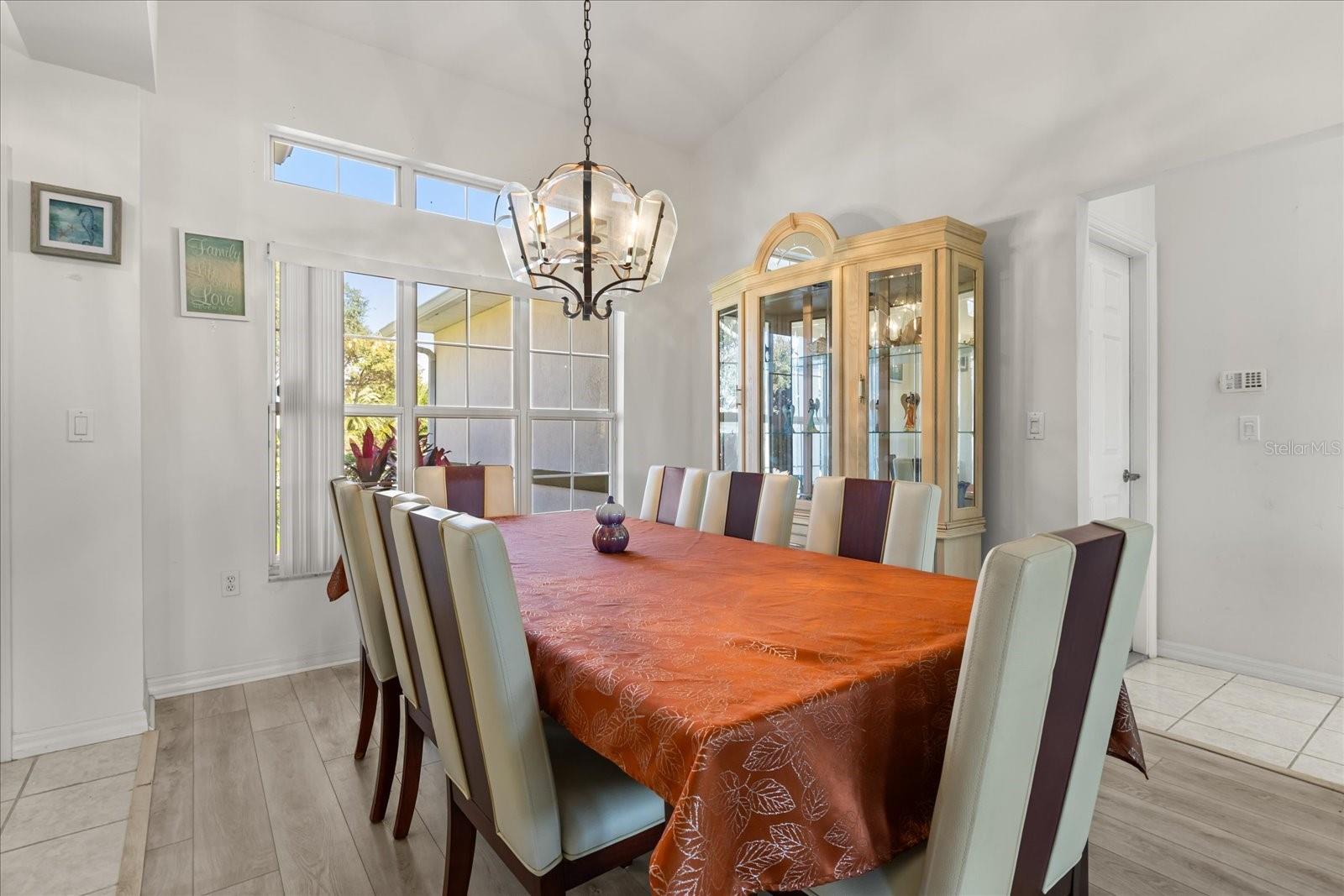 Image 14 of 52 For 5435 Grove Manor