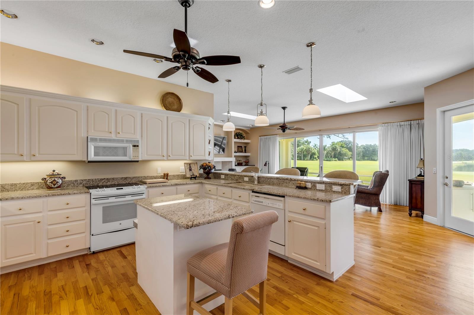 Image 17 of 69 For 906 Arrowroot Court