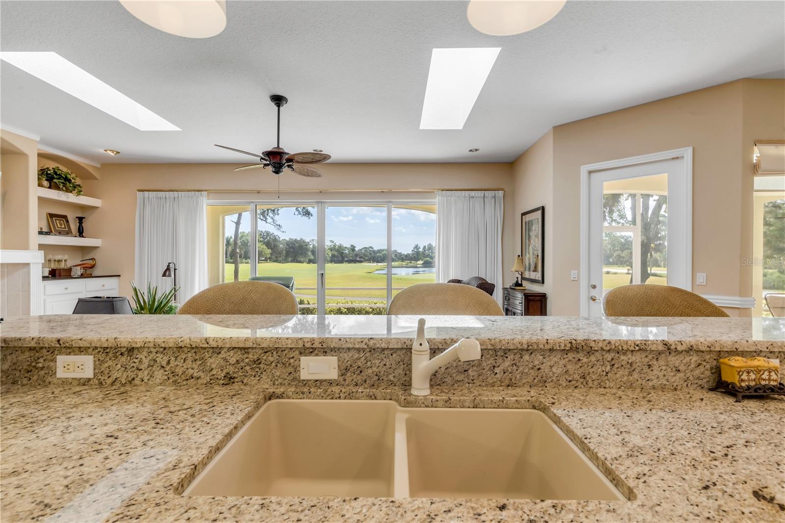 Image 18 of 69 For 906 Arrowroot Court