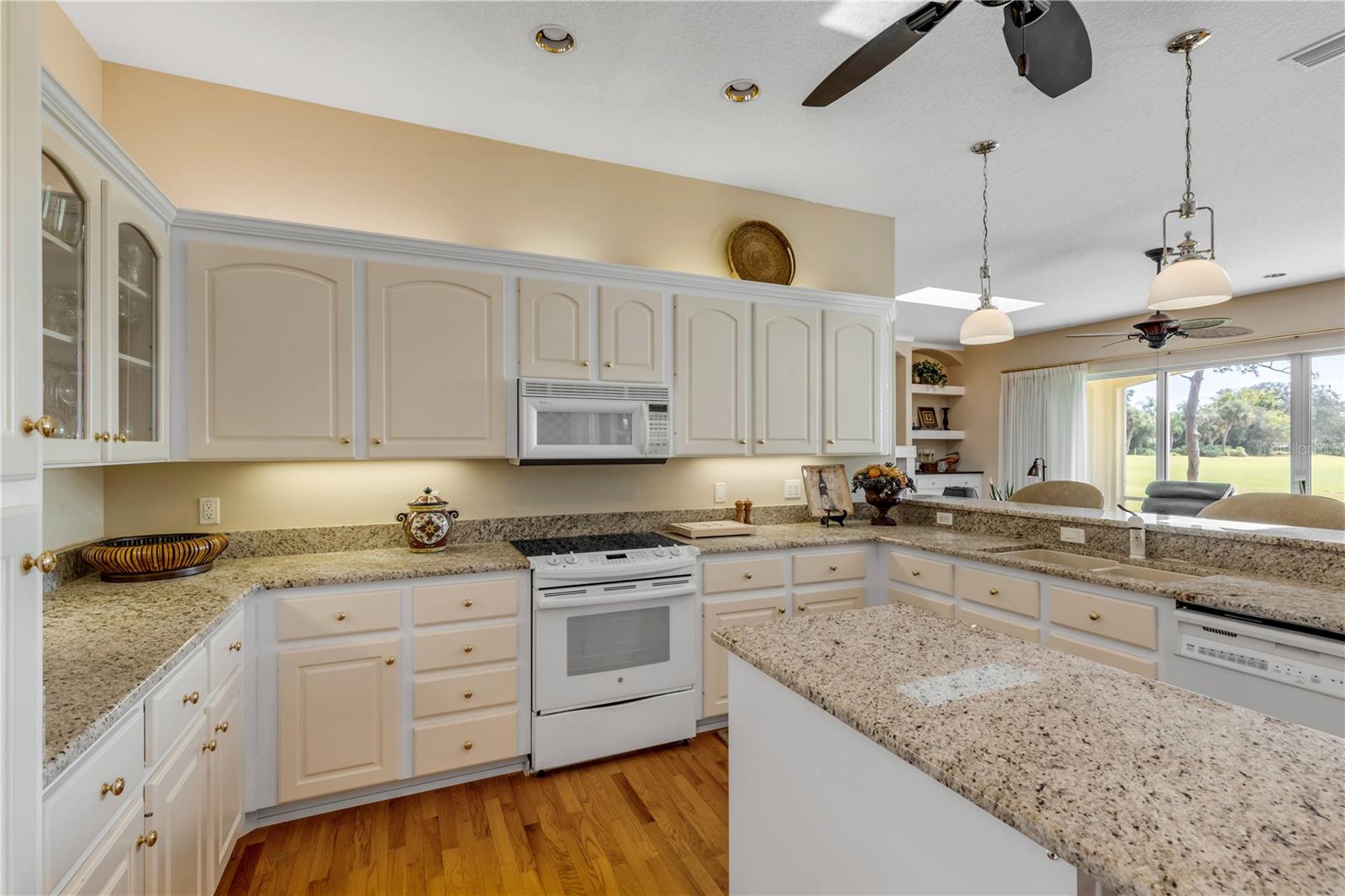 Image 19 of 69 For 906 Arrowroot Court