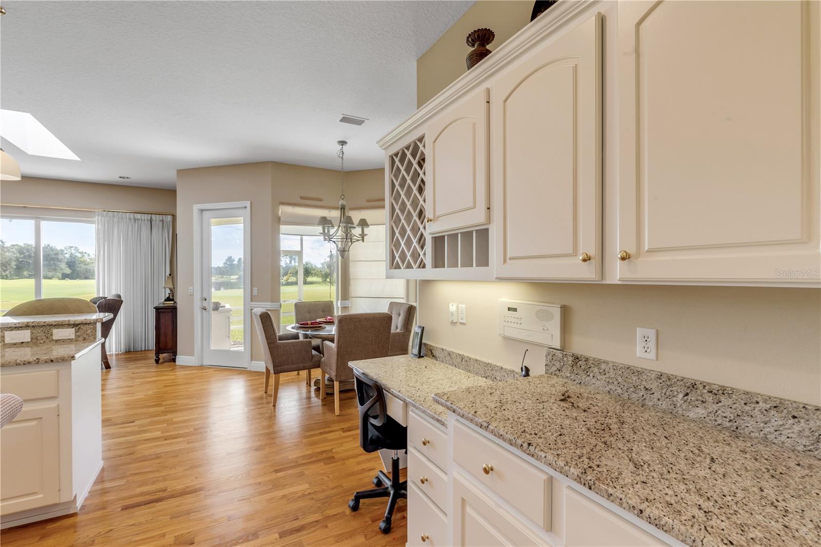 Image 21 of 69 For 906 Arrowroot Court