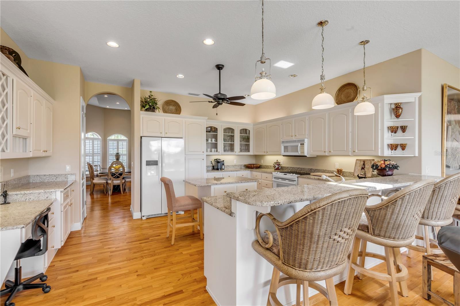 Image 30 of 69 For 906 Arrowroot Court