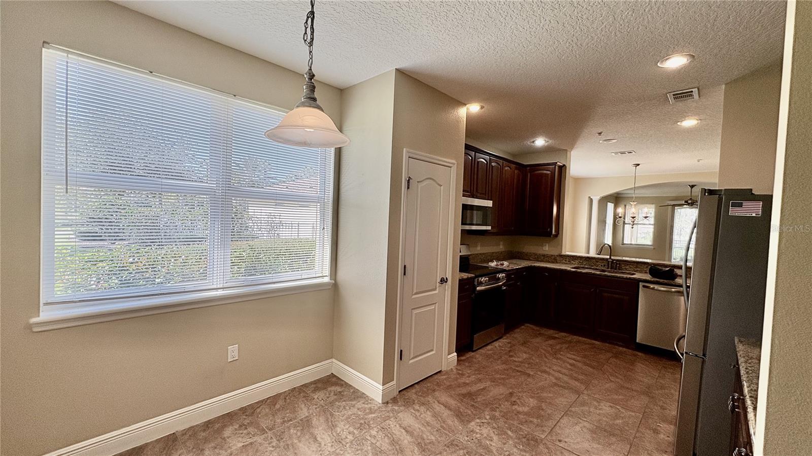 Image 21 of 39 For 115 Riverview Bend S 2112