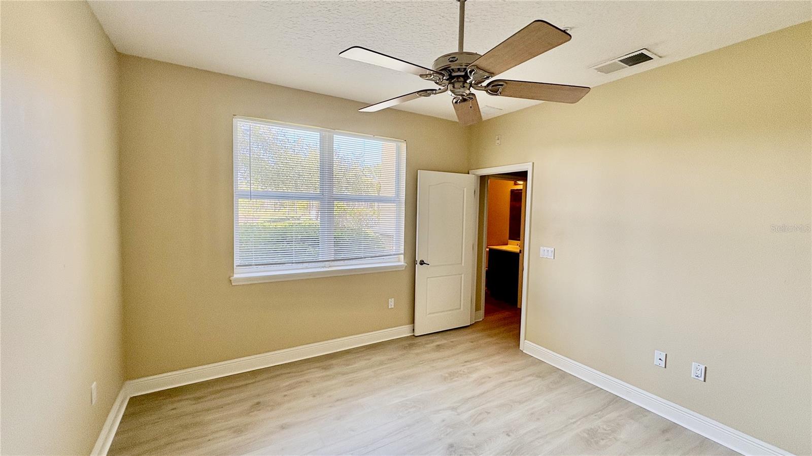 Image 24 of 39 For 115 Riverview Bend S 2112
