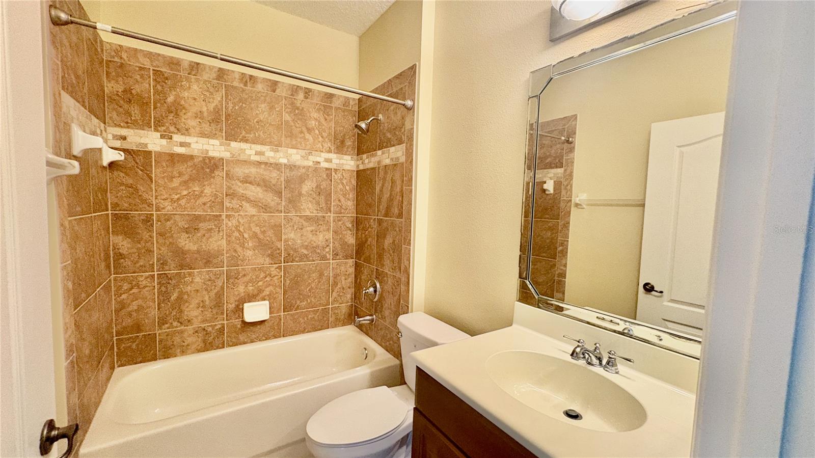 Image 29 of 39 For 115 Riverview Bend S 2112