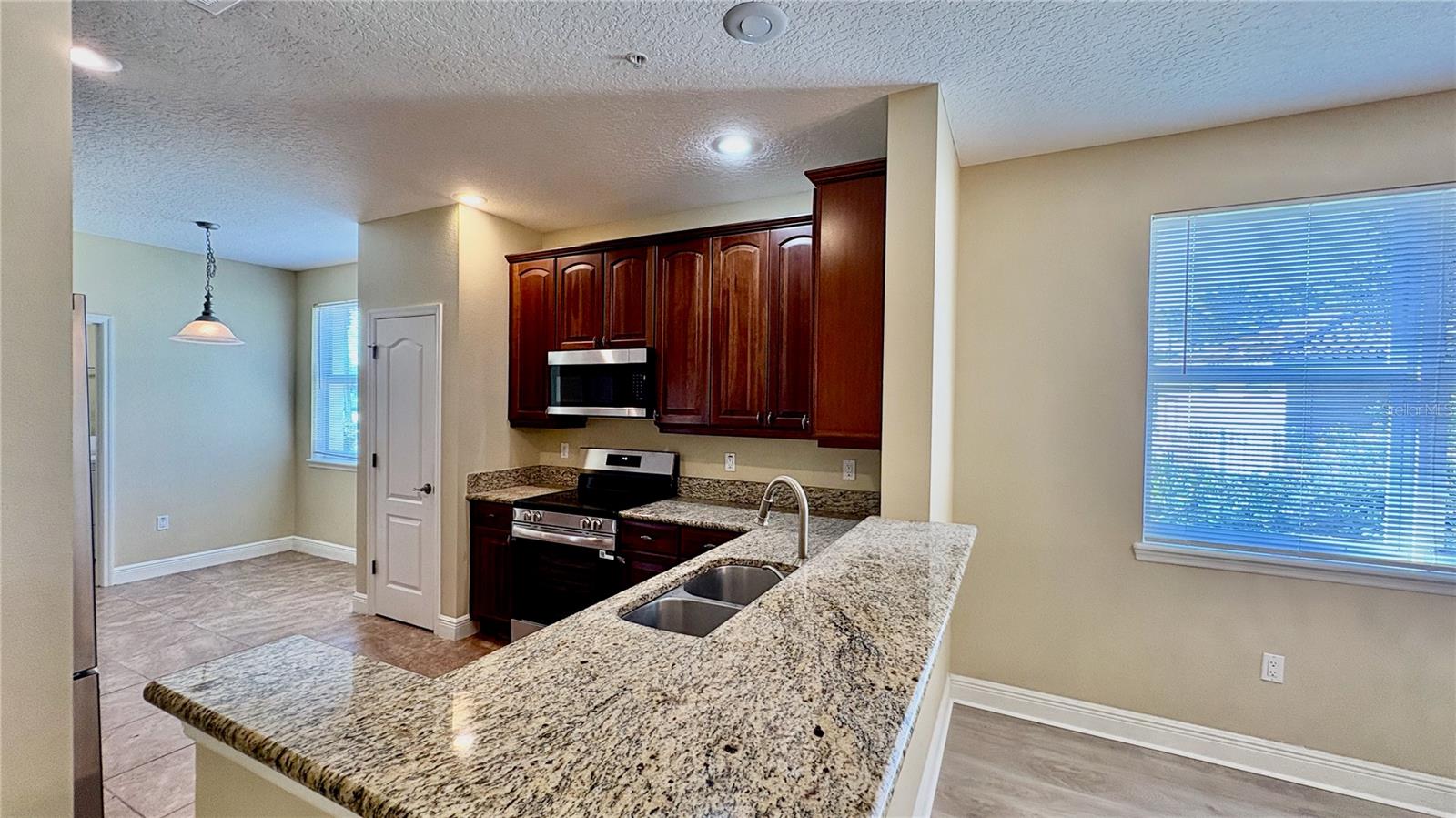 Image 6 of 39 For 115 Riverview Bend S 2112