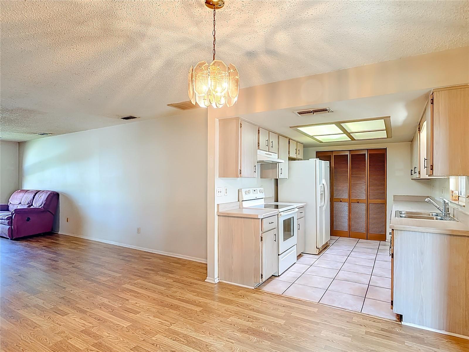 Image 12 of 38 For 404 Sandpiper Court