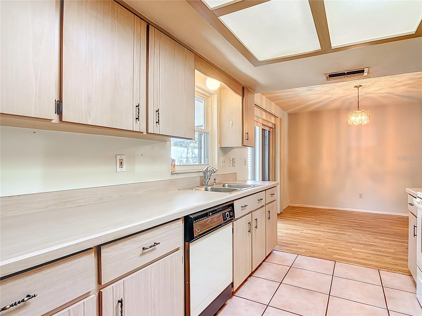 Image 16 of 38 For 404 Sandpiper Court