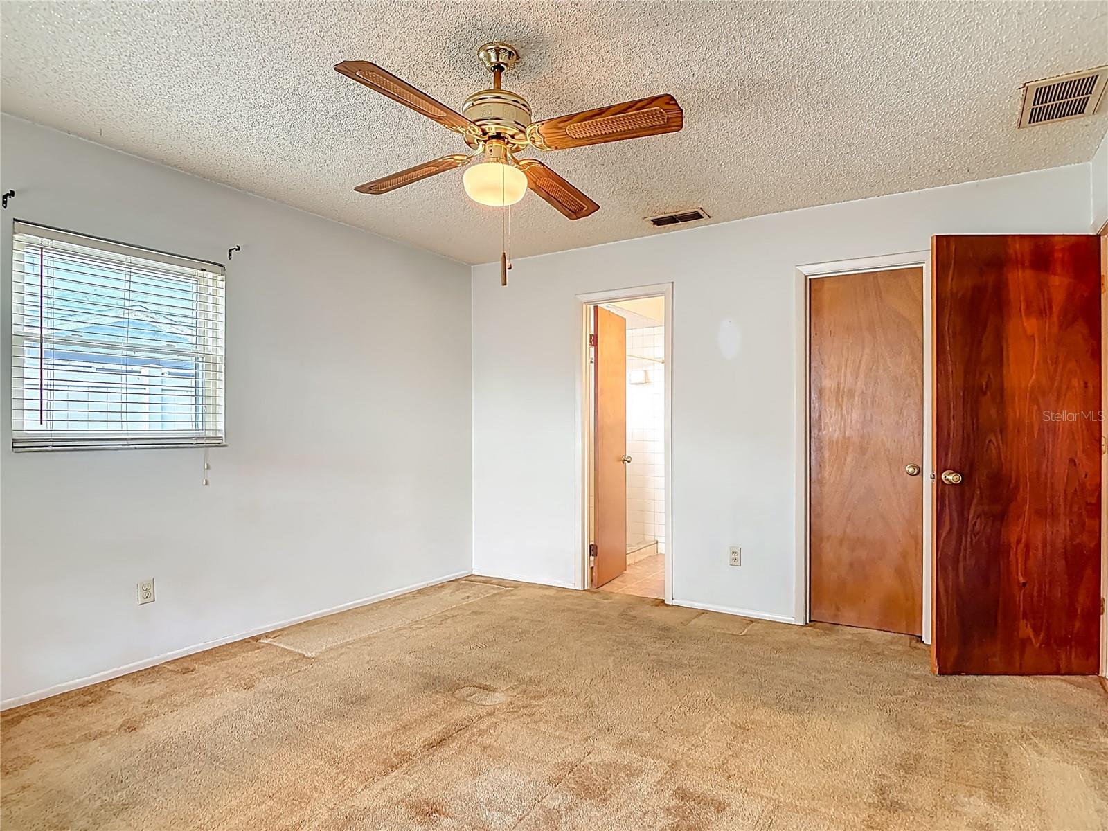 Image 24 of 38 For 404 Sandpiper Court