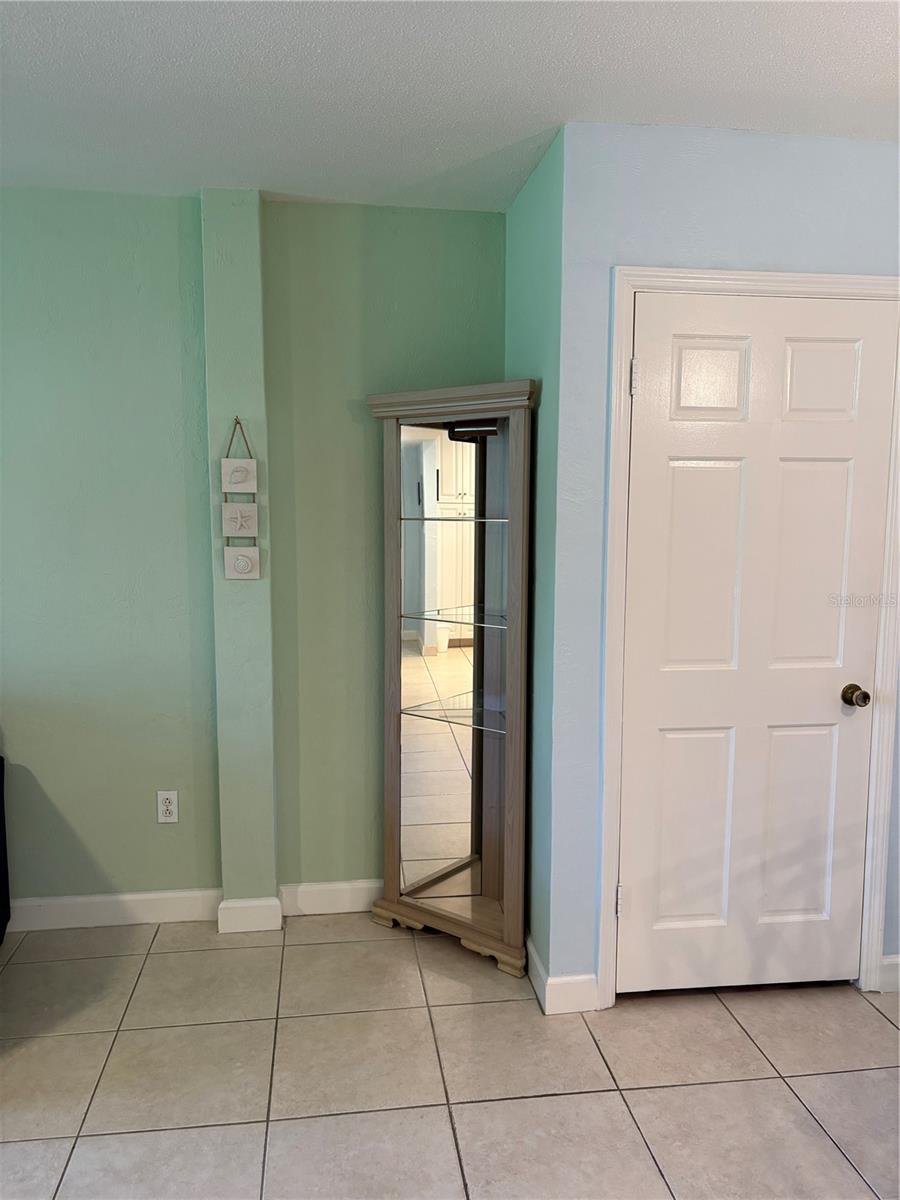 Image 11 of 33 For 3800 Saxon Drive 29c