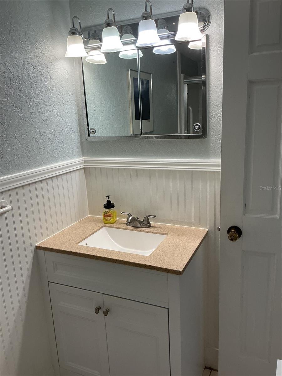 Image 21 of 33 For 3800 Saxon Drive 29c