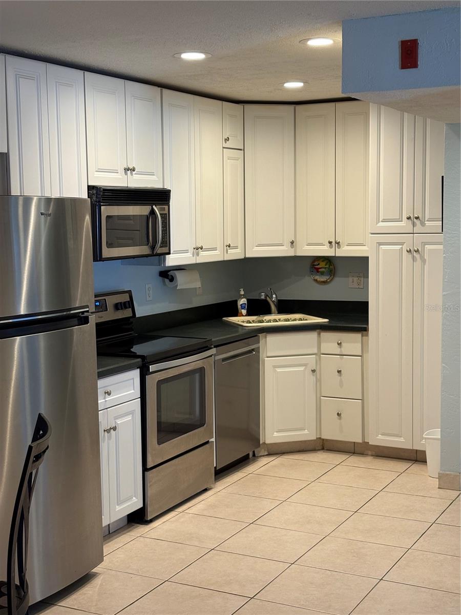 Image 6 of 33 For 3800 Saxon Drive 29c