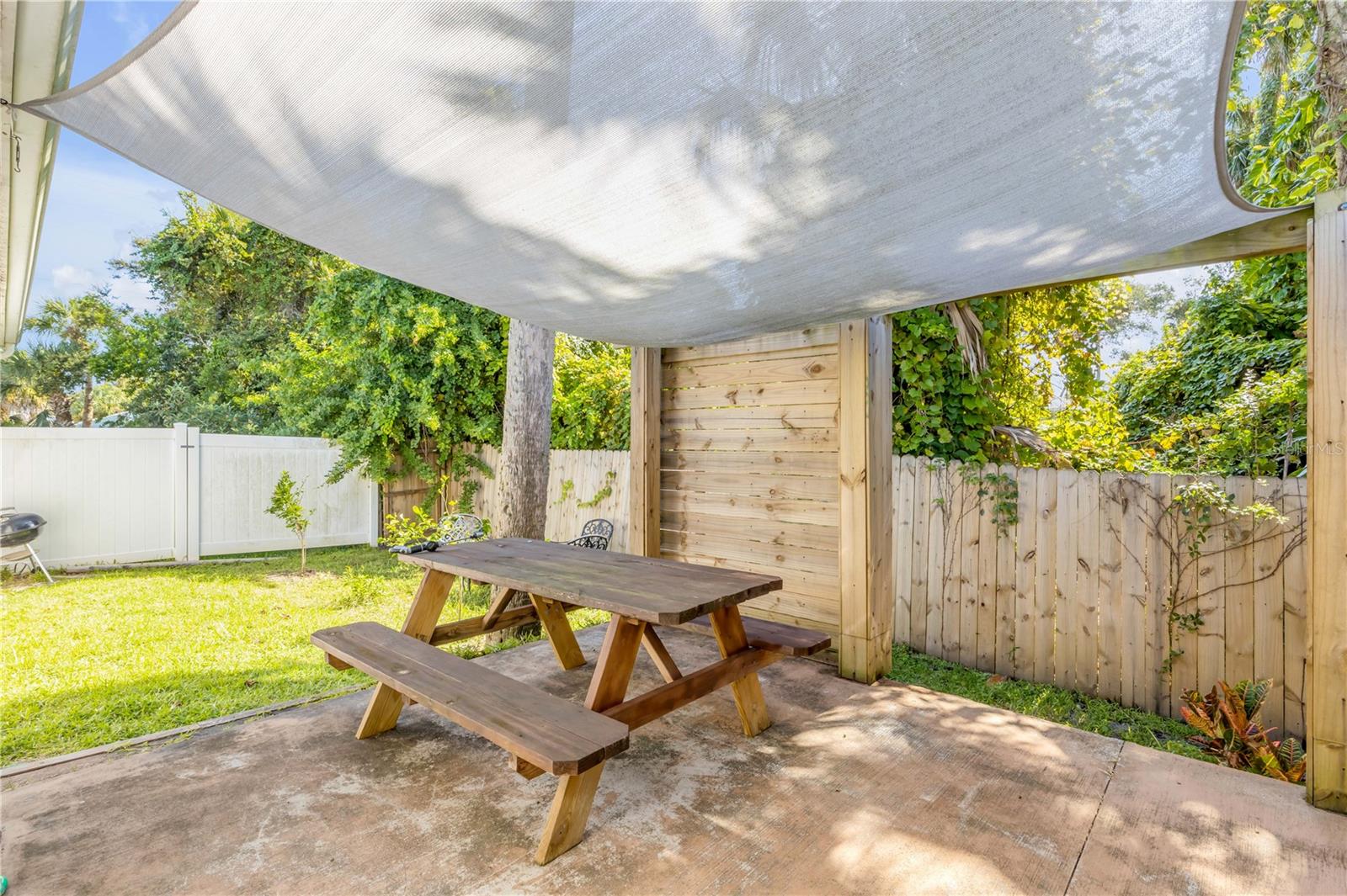 Image 20 of 47 For 711 River Oaks Circle