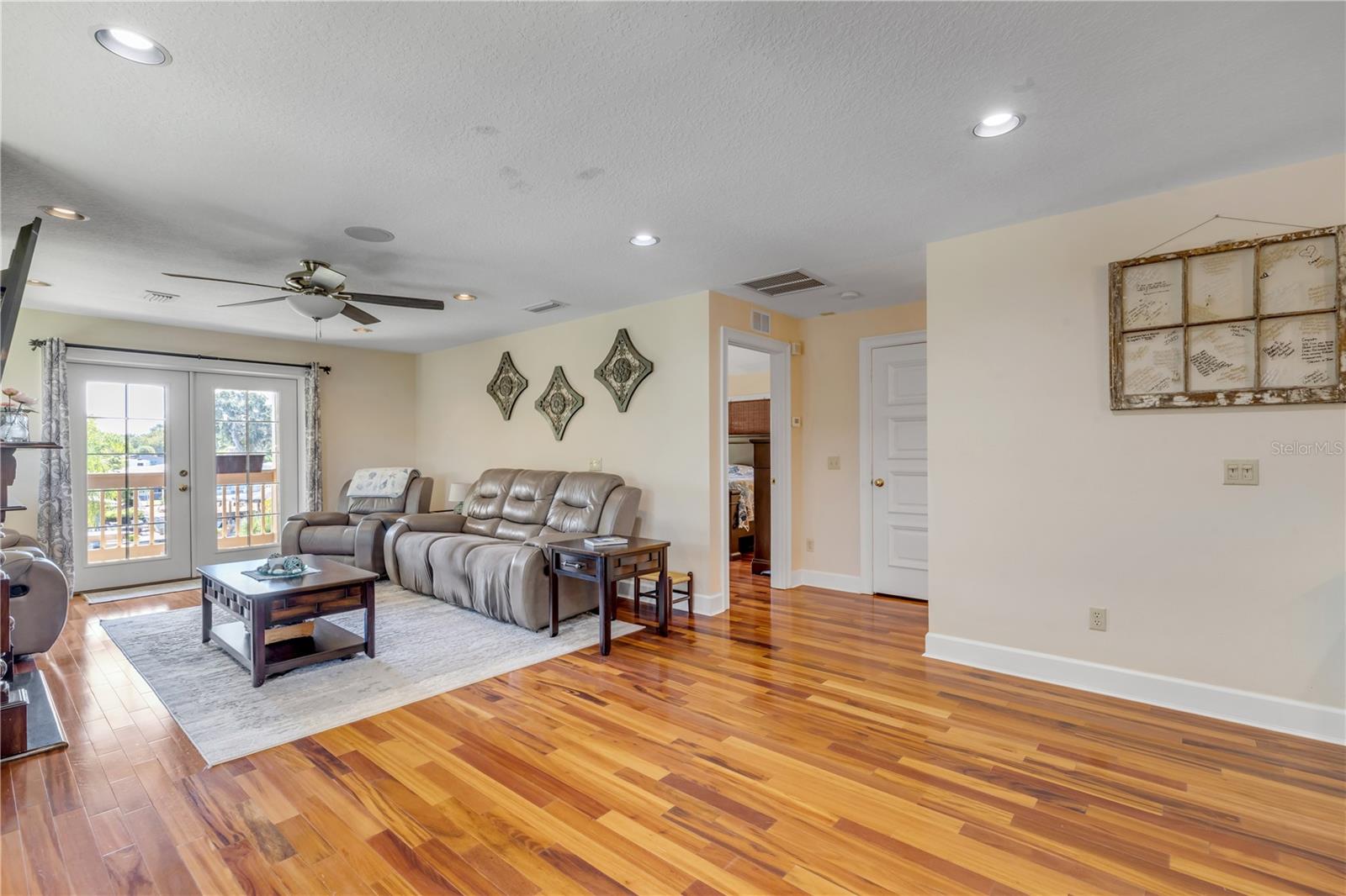 Image 19 of 94 For 215 Randle Avenue
