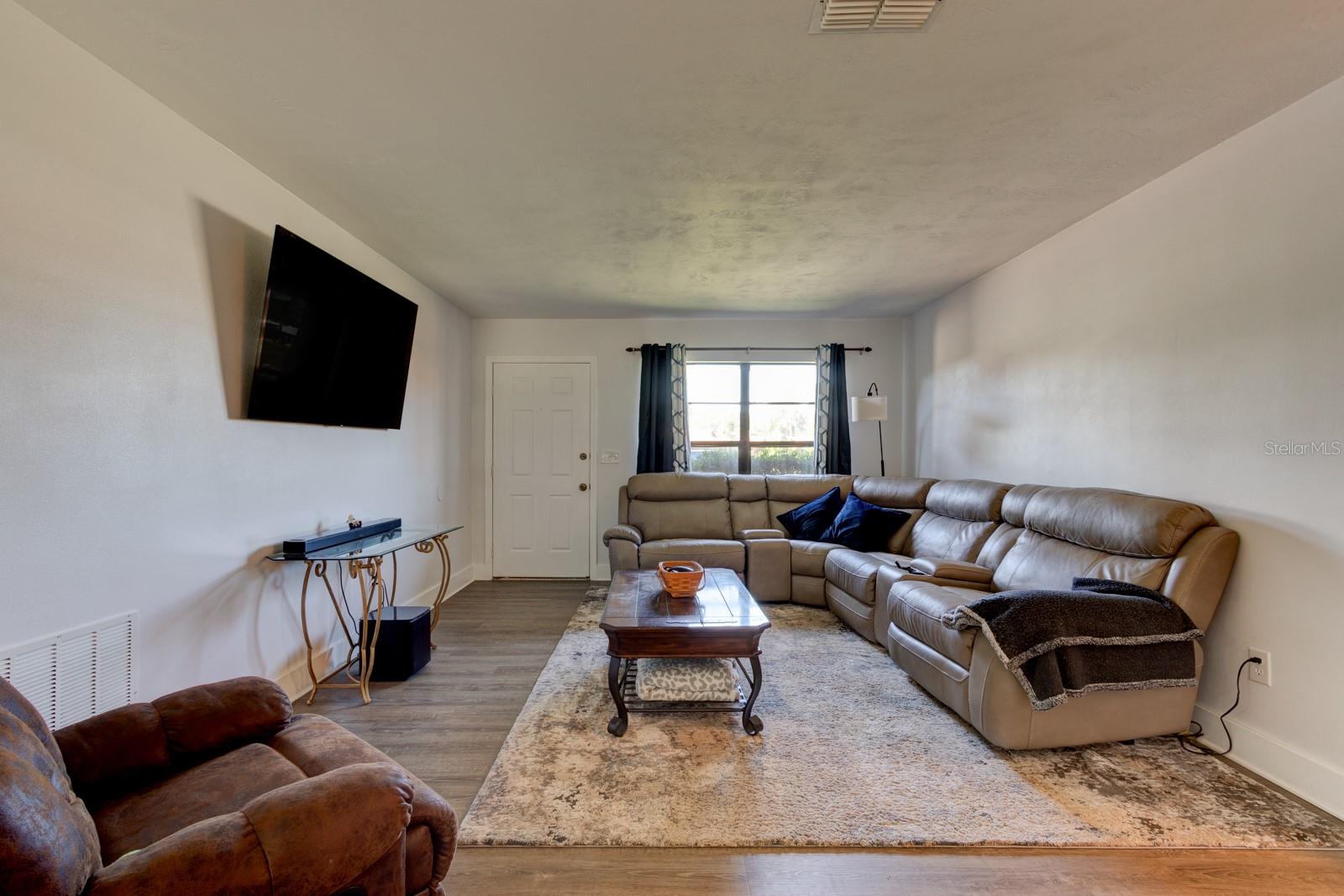 Image 3 of 18 For 1812 Enterprise Avenue #b