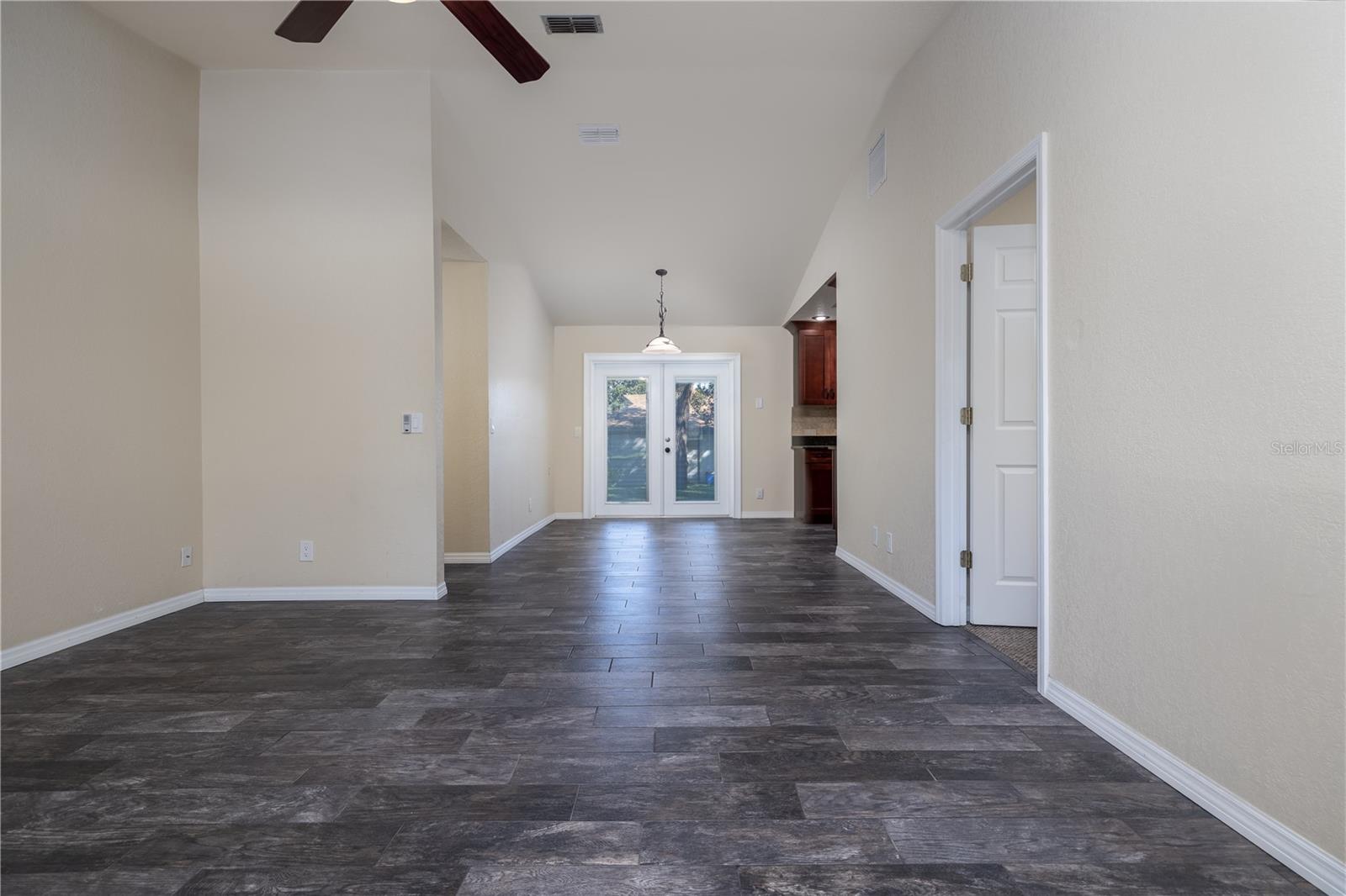 Image 7 of 41 For 600 English Oaks Drive