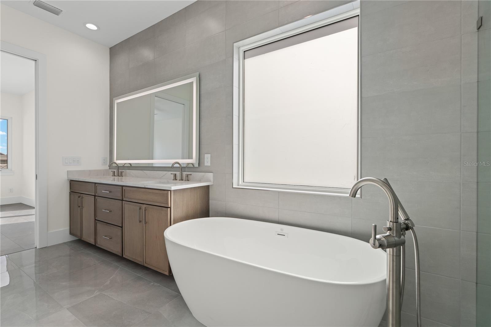 Image 98 of 100 For 427 Columbus Avenue