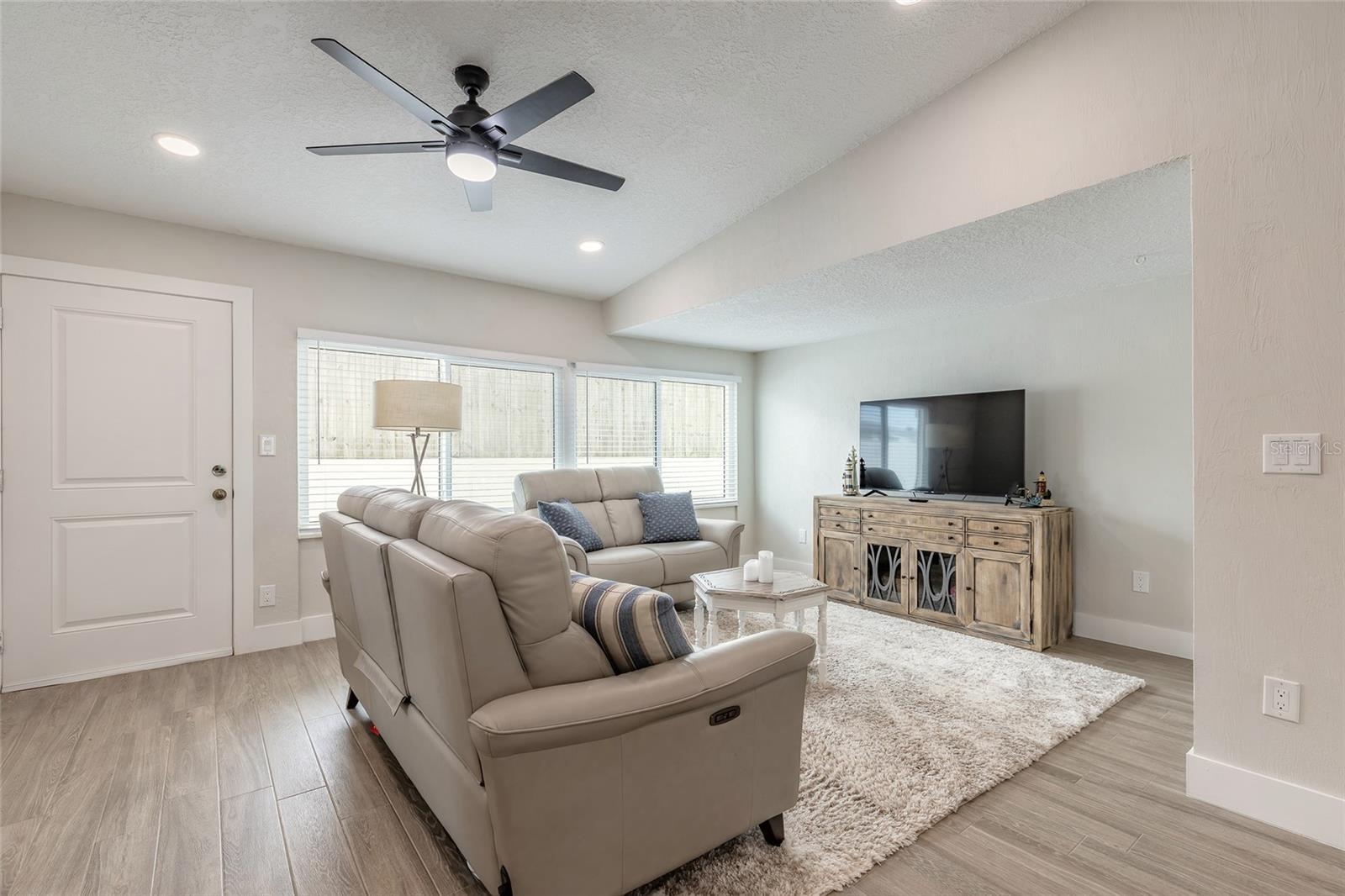 Image 10 of 35 For 8 Robben Terrace