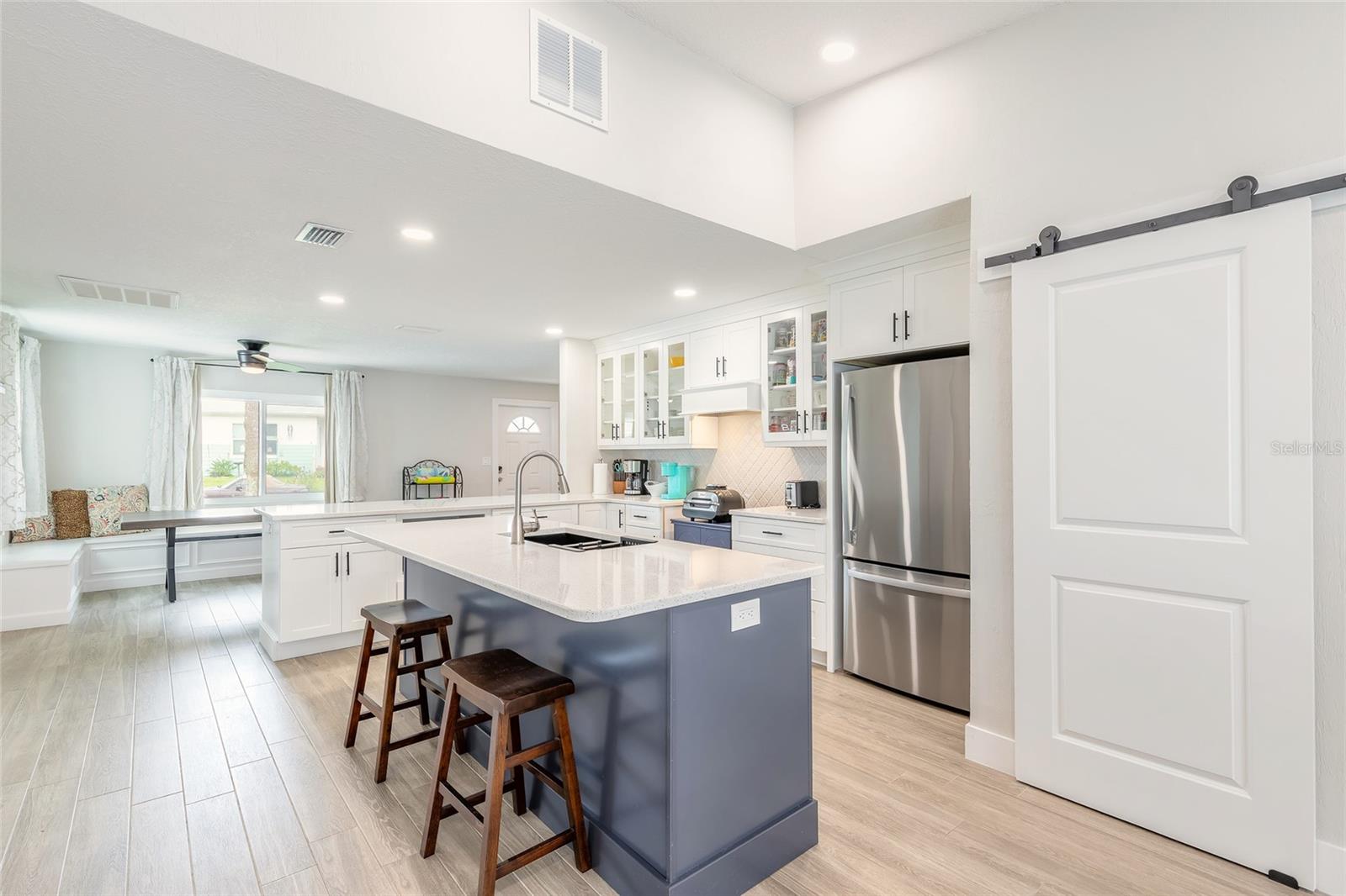 Image 7 of 35 For 8 Robben Terrace