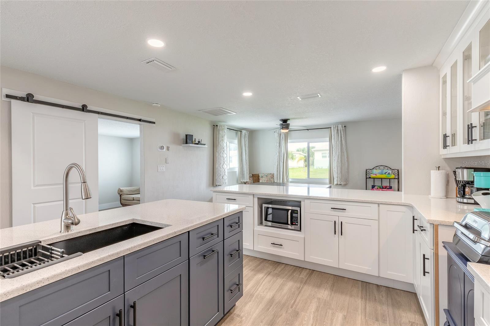 Image 8 of 35 For 8 Robben Terrace