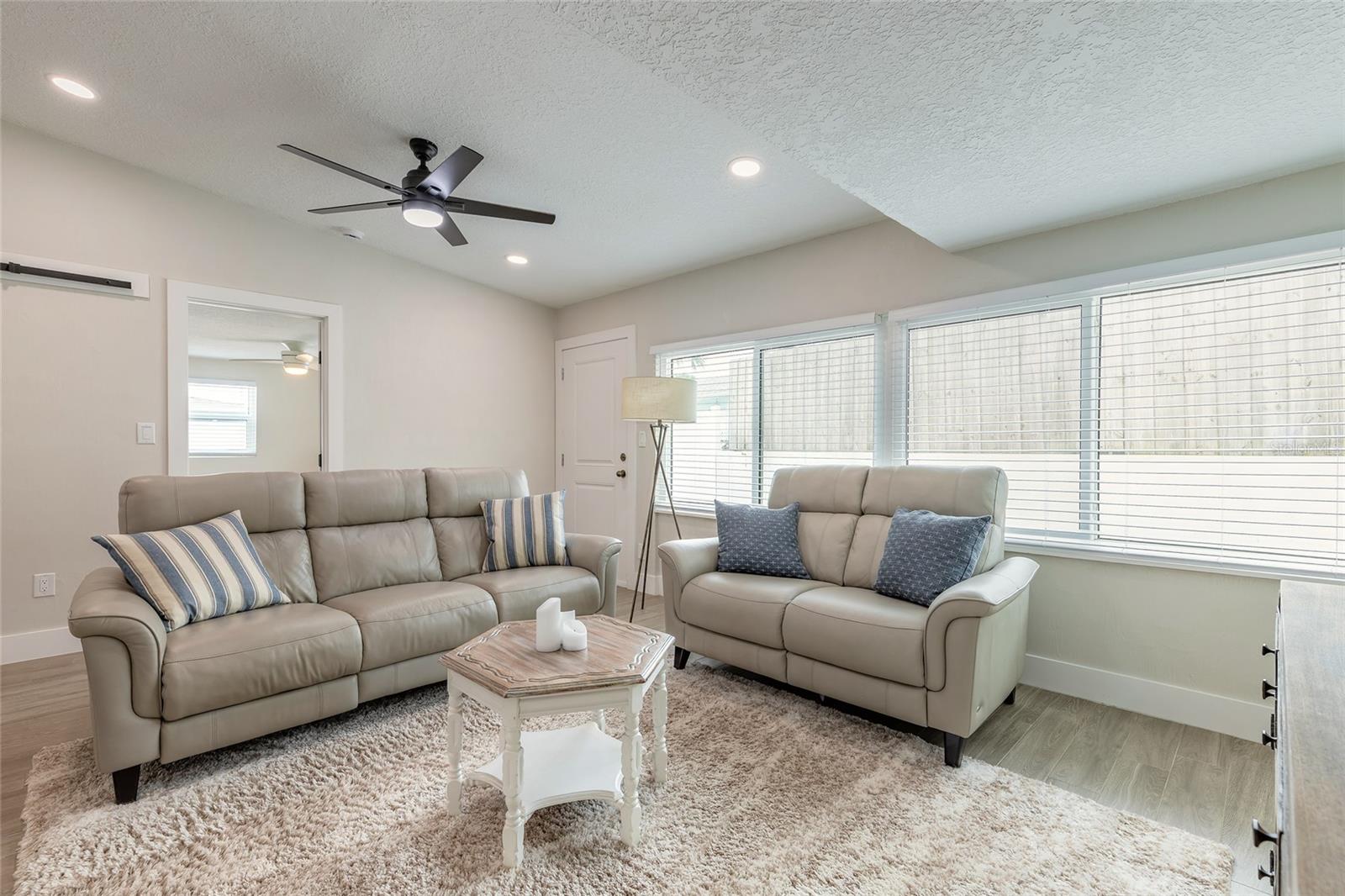 Image 9 of 35 For 8 Robben Terrace