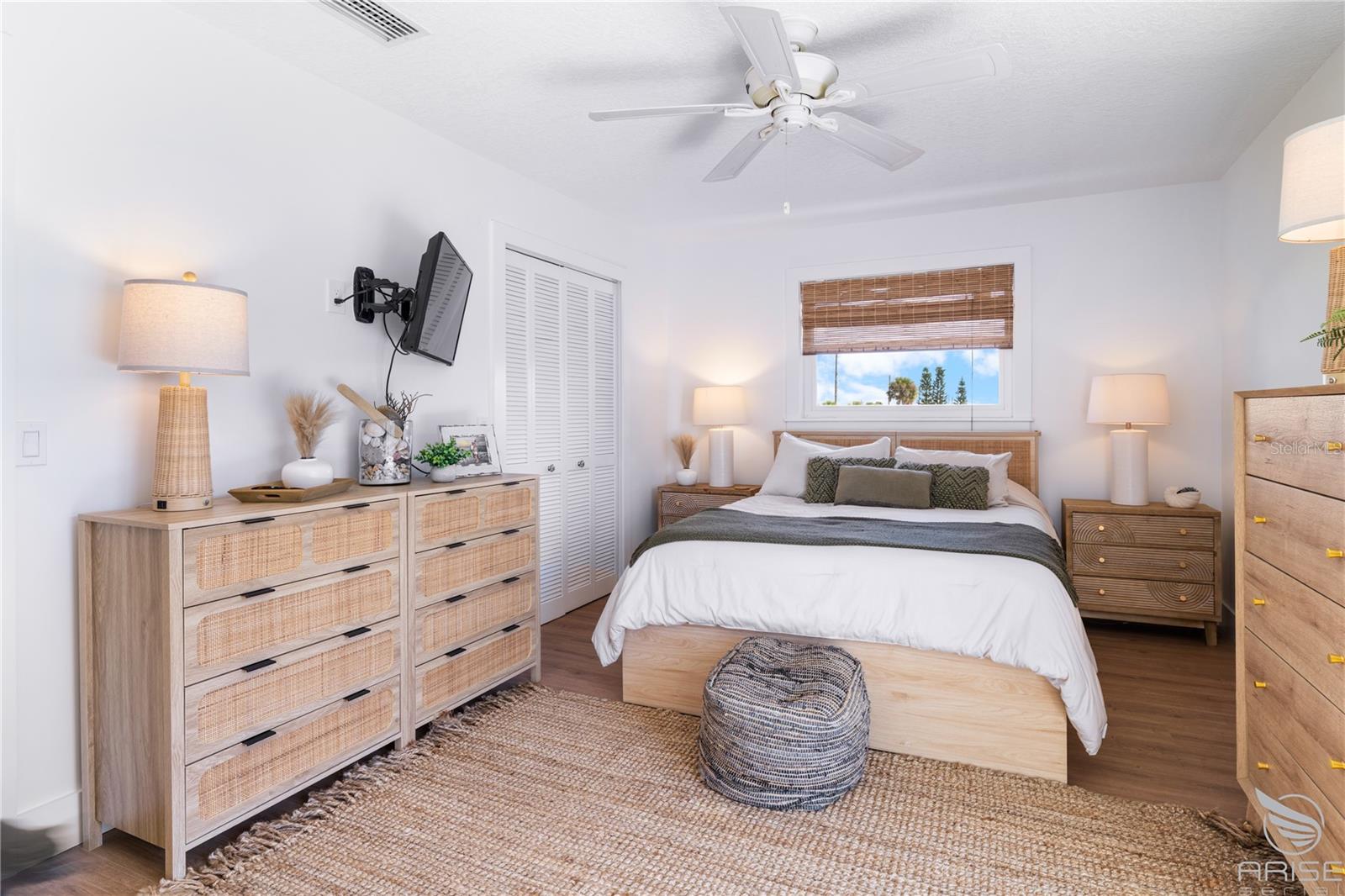 Image 27 of 75 For 4640 Saxon Drive