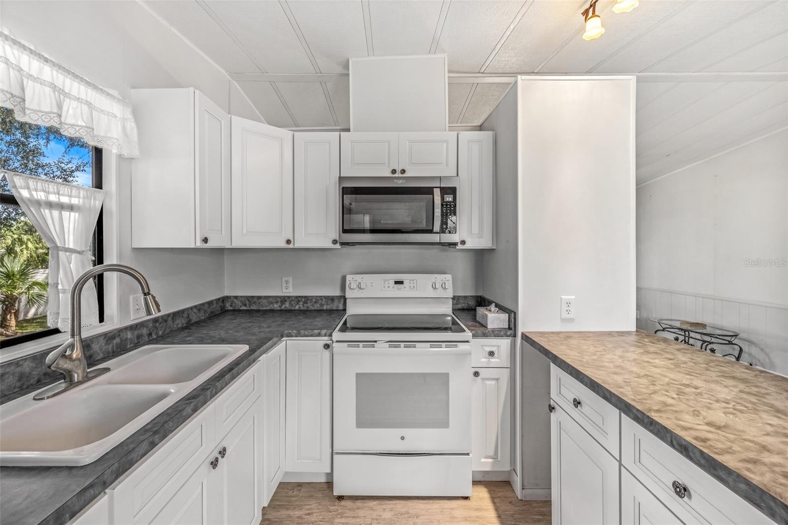 Image 4 of 25 For 2201 Ridgewood Avenue 21