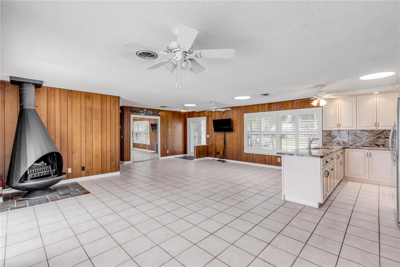 Image 16 of 79 For 164 Azalea Road
