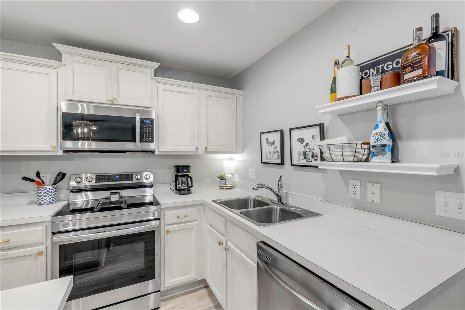 Image 12 of 39 For 550 Aeolian Drive