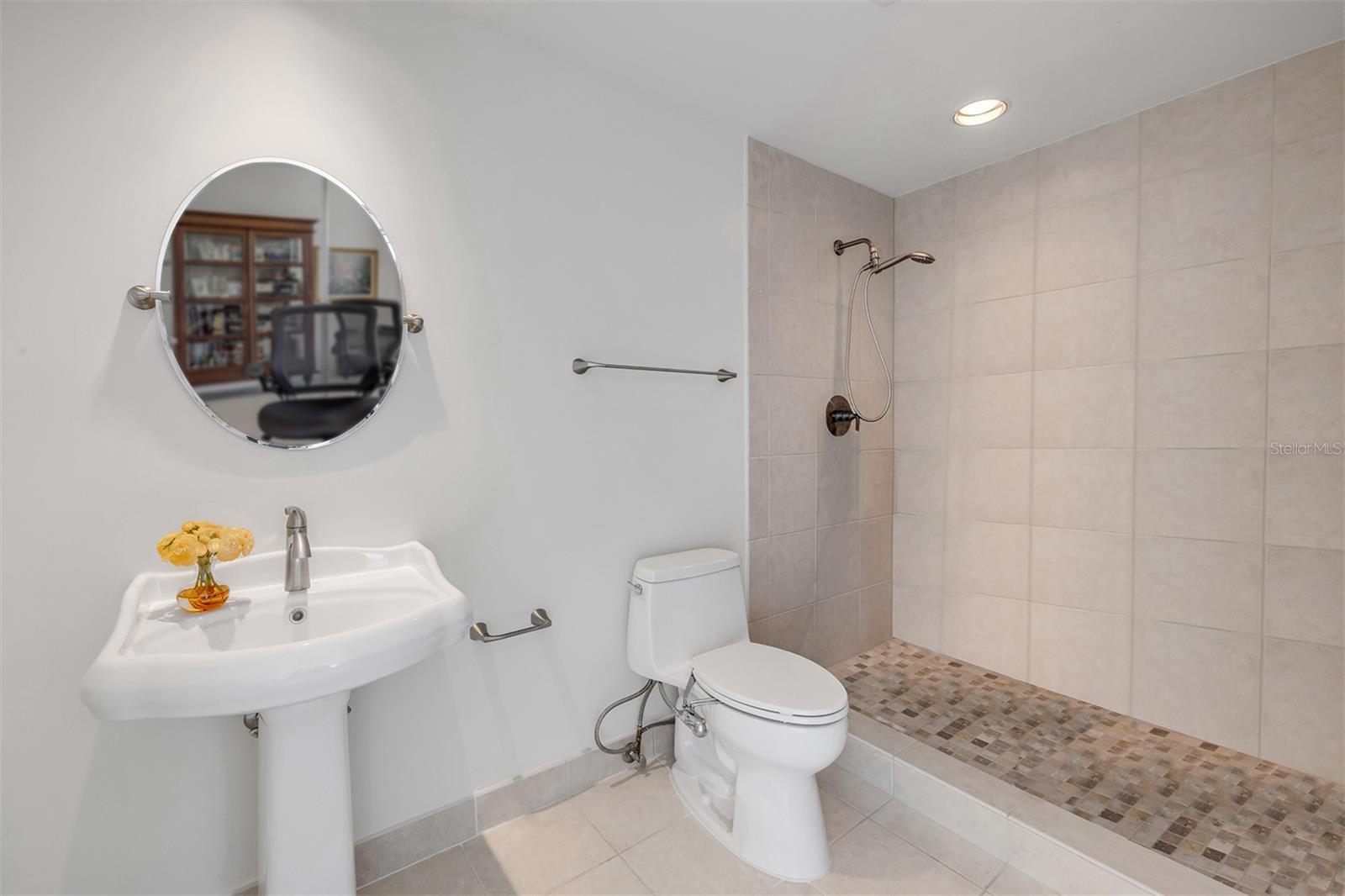 Image 44 of 89 For 231 Riverside Drive 709-1