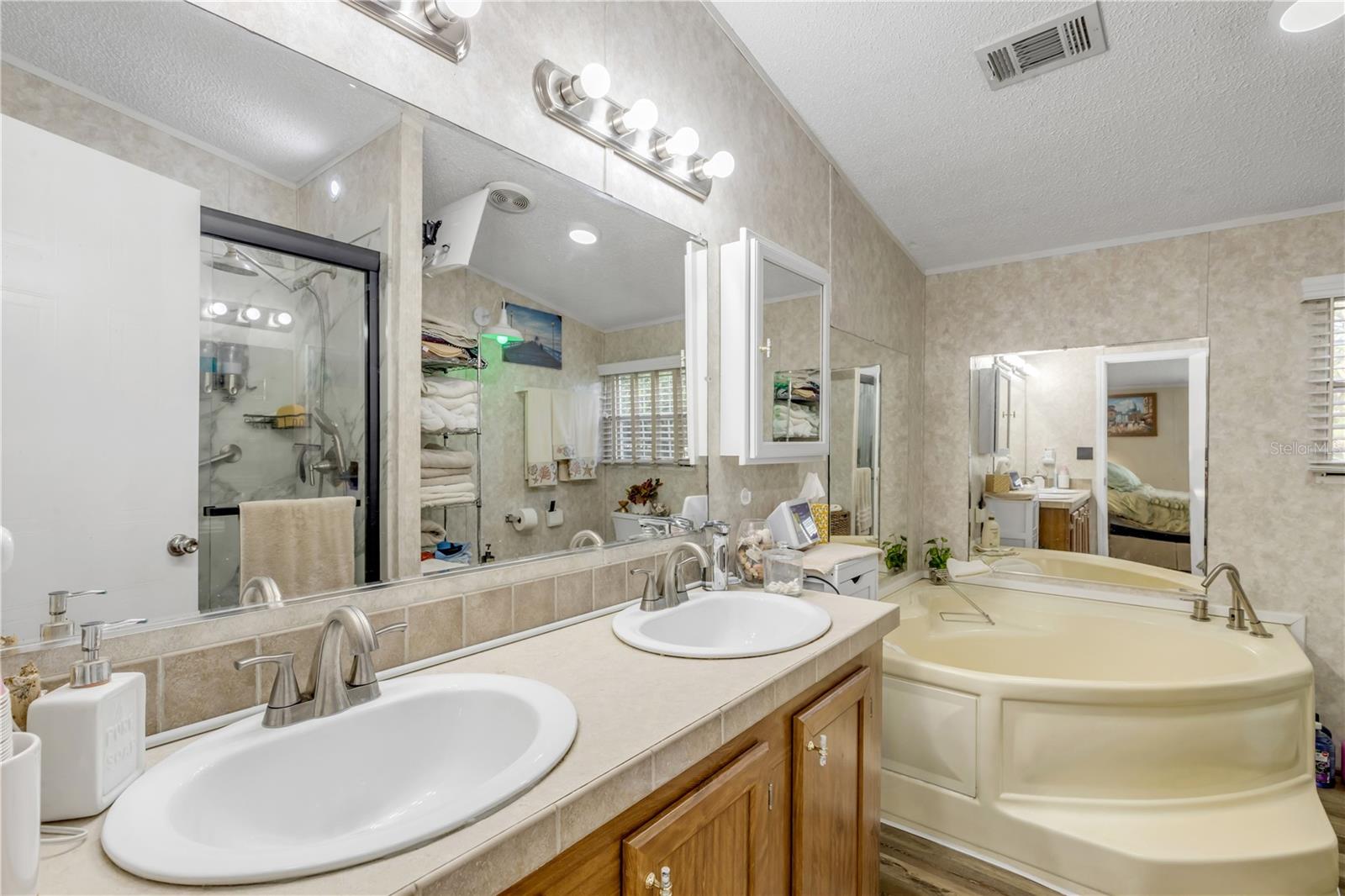 Image 11 of 80 For 2201 Ridgewood Avenue 28