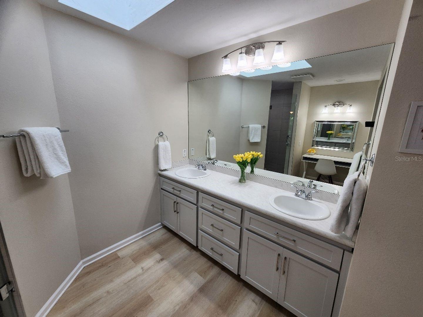 Image 13 of 24 For 55 Lake Fairgreen Circle