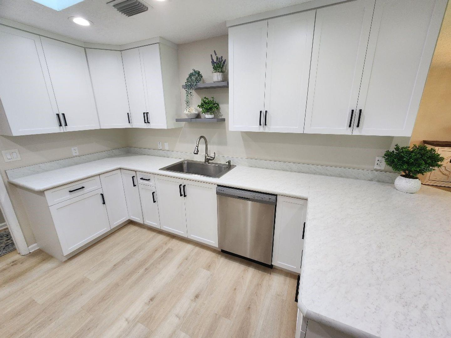 Image 5 of 24 For 55 Lake Fairgreen Circle