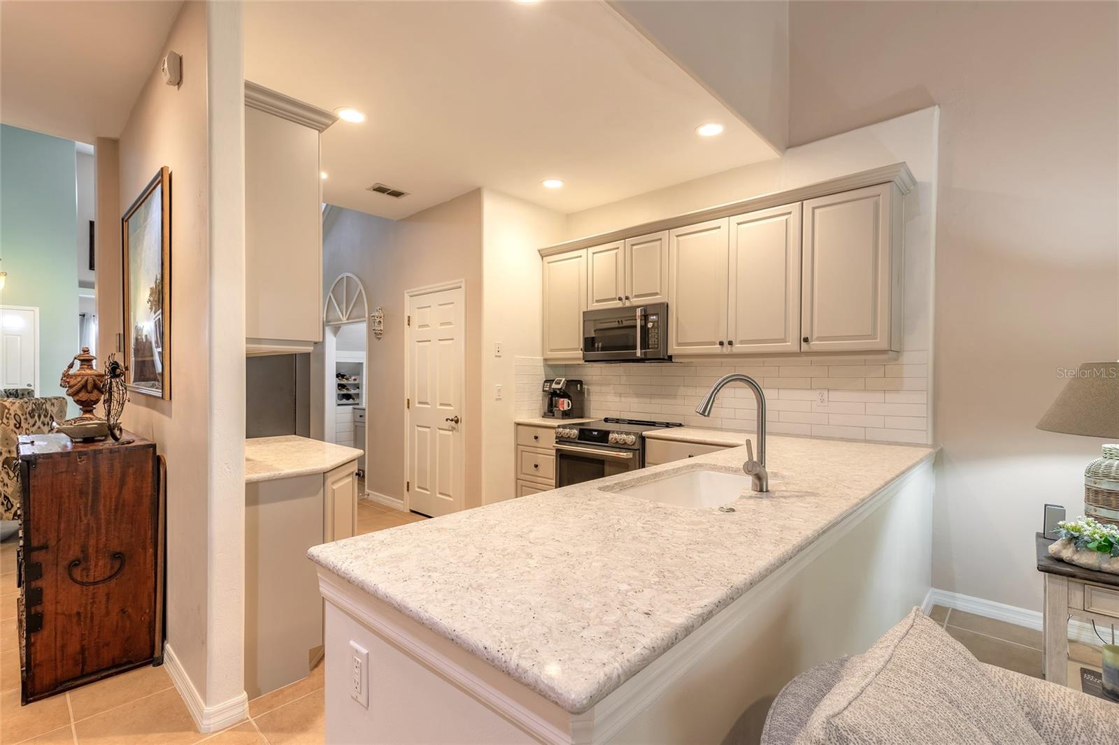 Image 6 of 61 For 3573 Romea Circle