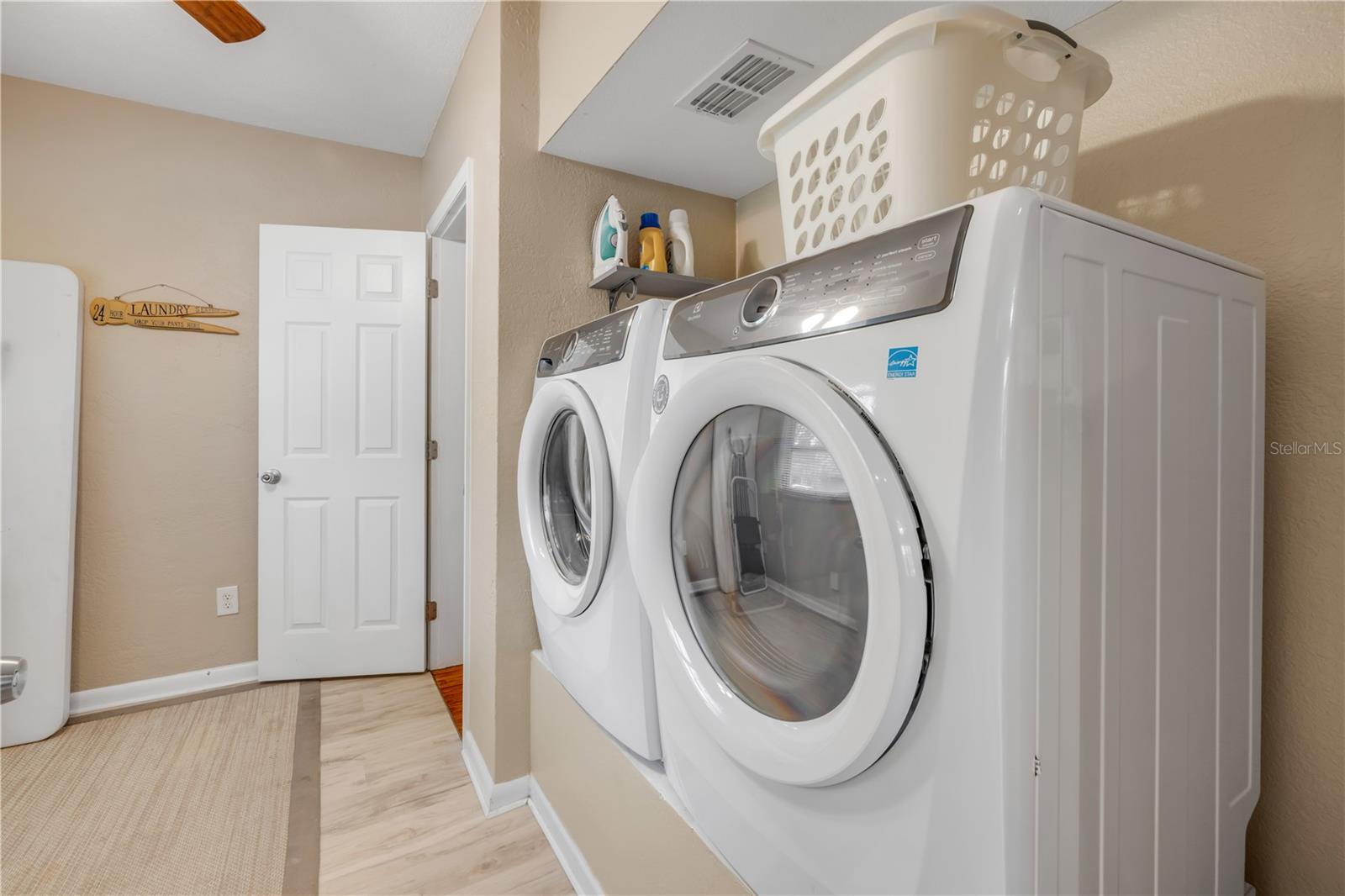 Image 16 of 79 For 106 Live Oak Street