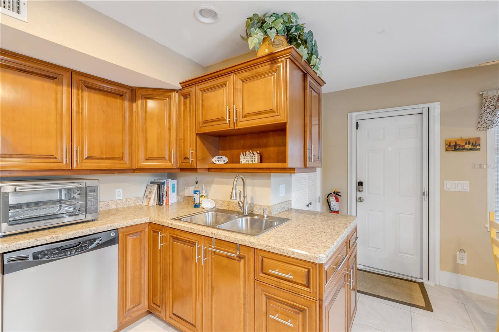 Image 30 of 79 For 106 Live Oak Street